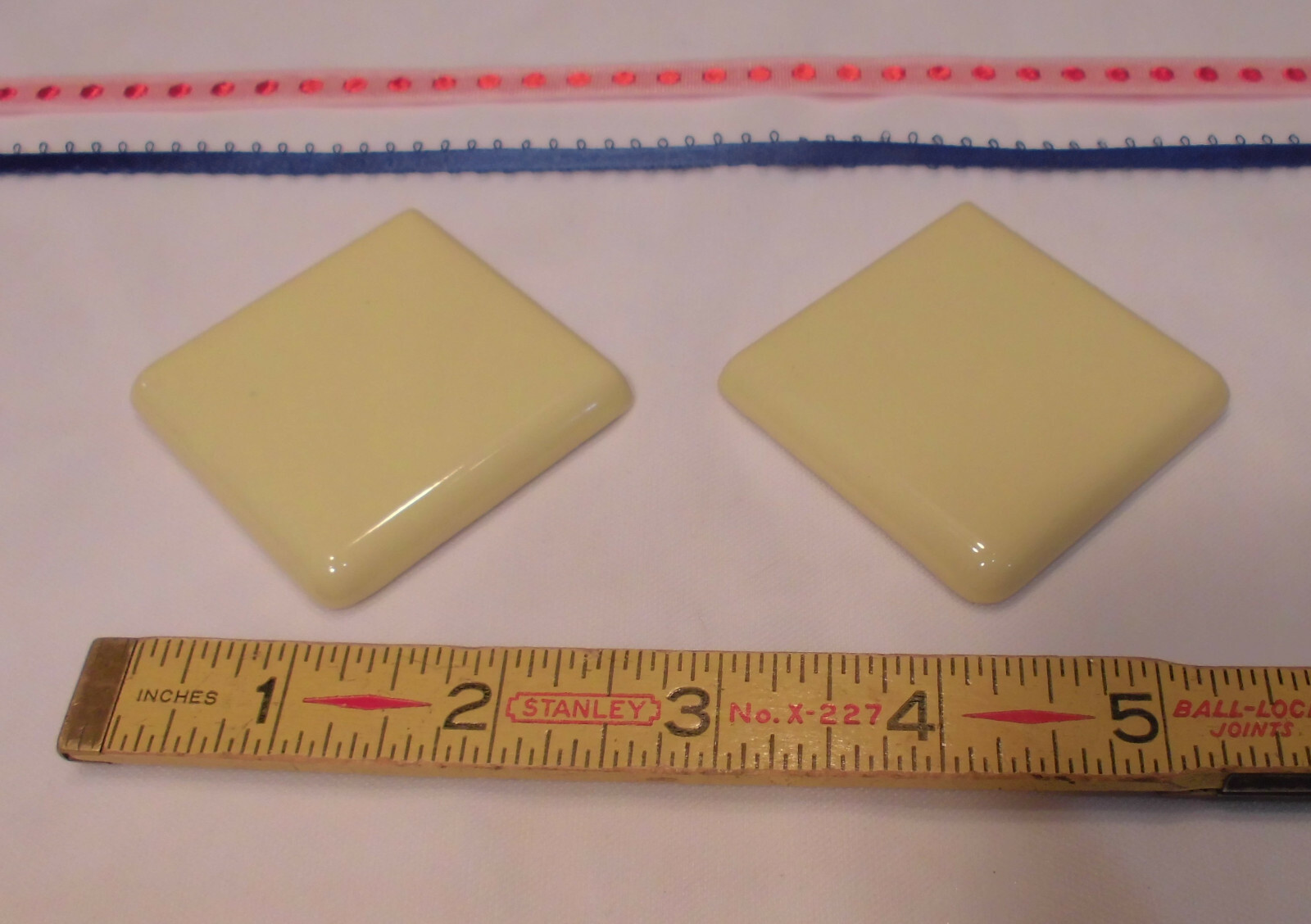 2 pcs. Glossy Yellow 2″ X 2″ X 5/16″ Ceramic Surface Bullnose Corner Tiles NEW