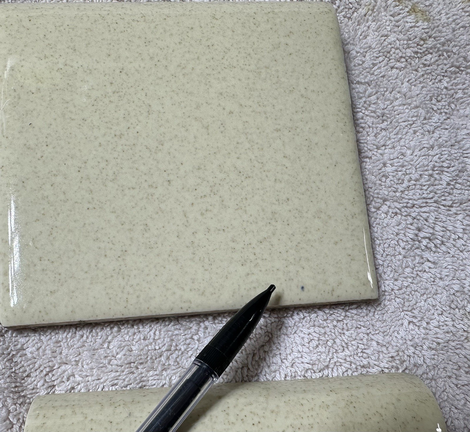 1 pc. Oatmeal: Glossy Ceramic Radius Bullnose tile 4-3/8″ Speckled Beige Defects