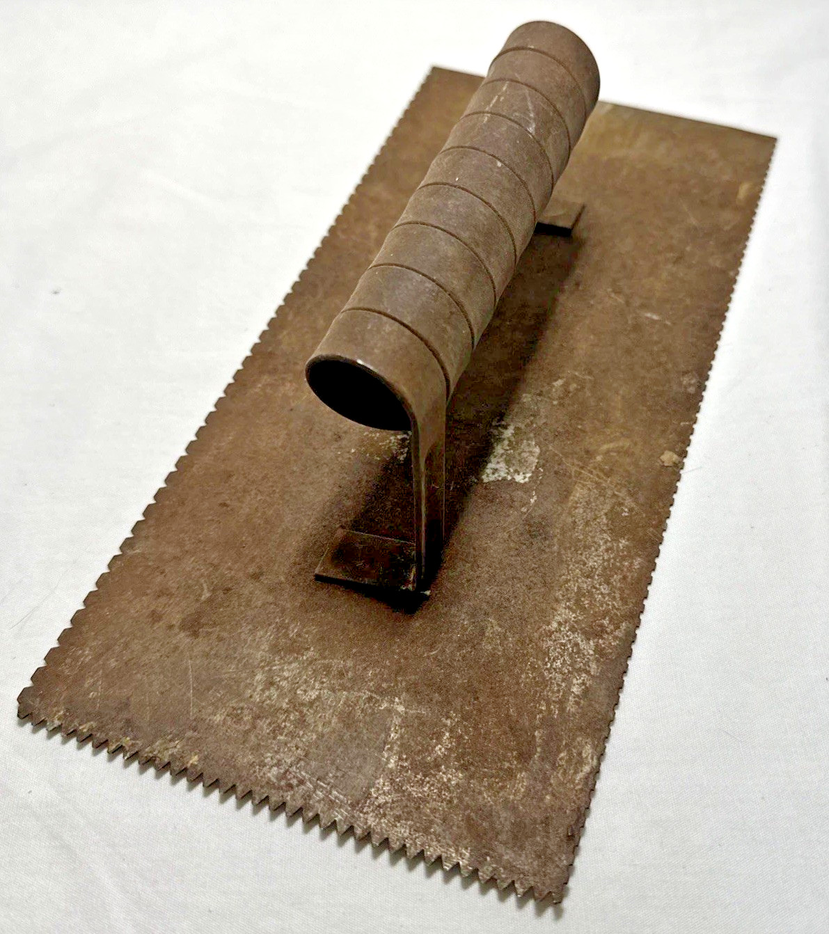 Vintage Metal Trowel 4.5″ x 9.5″ Rusty Notched Tile Spiral Handle