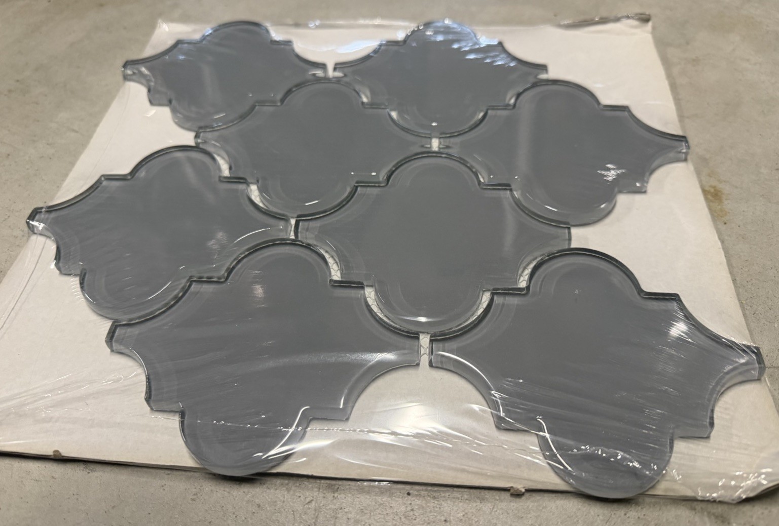 True Gray Arabesque Glossy Glass Mosaic 11″x12″ Offset. GIORBELLO G9132