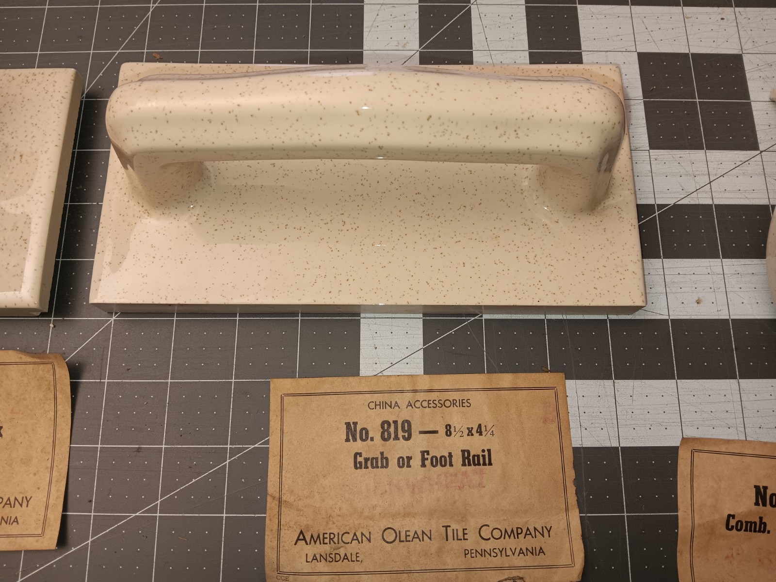AMERICAN OLEAN 1960’s Tile In Grab Toothbrush Hook Buckwheat 46 / ASK ABOUT MORE