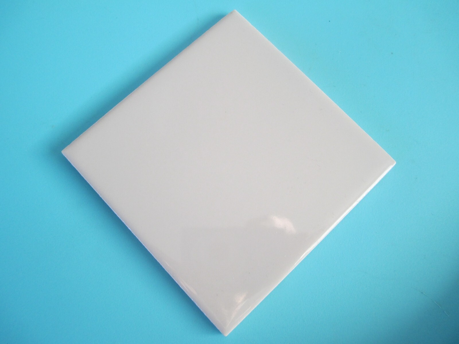 VINTAGE LIGHT TAN GLOSS CERAMIC SQUARE WALL TILE 4 1/4″ X 4 1/4″