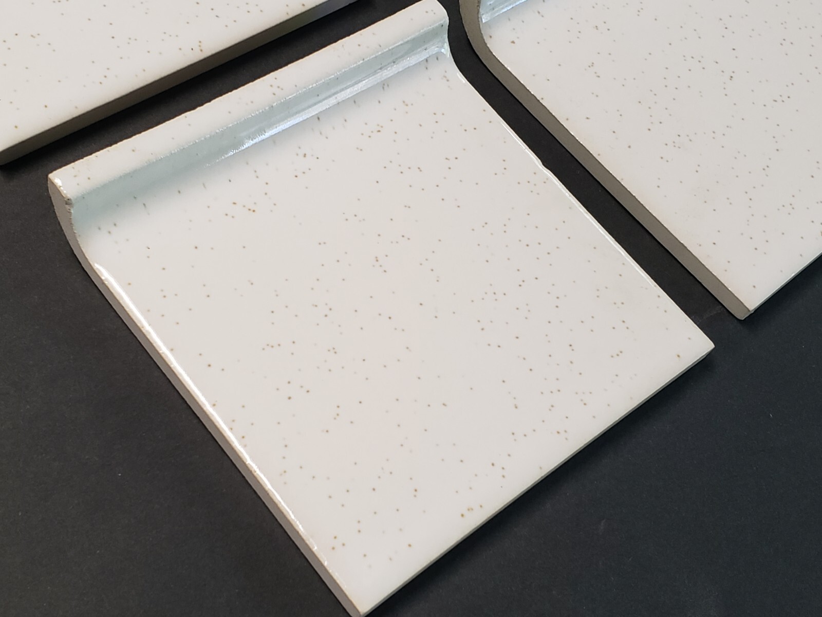 Vtg. Lot of 4 TILECREST Ceramic Cove Edge Tiles – 4 1/4″ White w/Gold Flake NEW