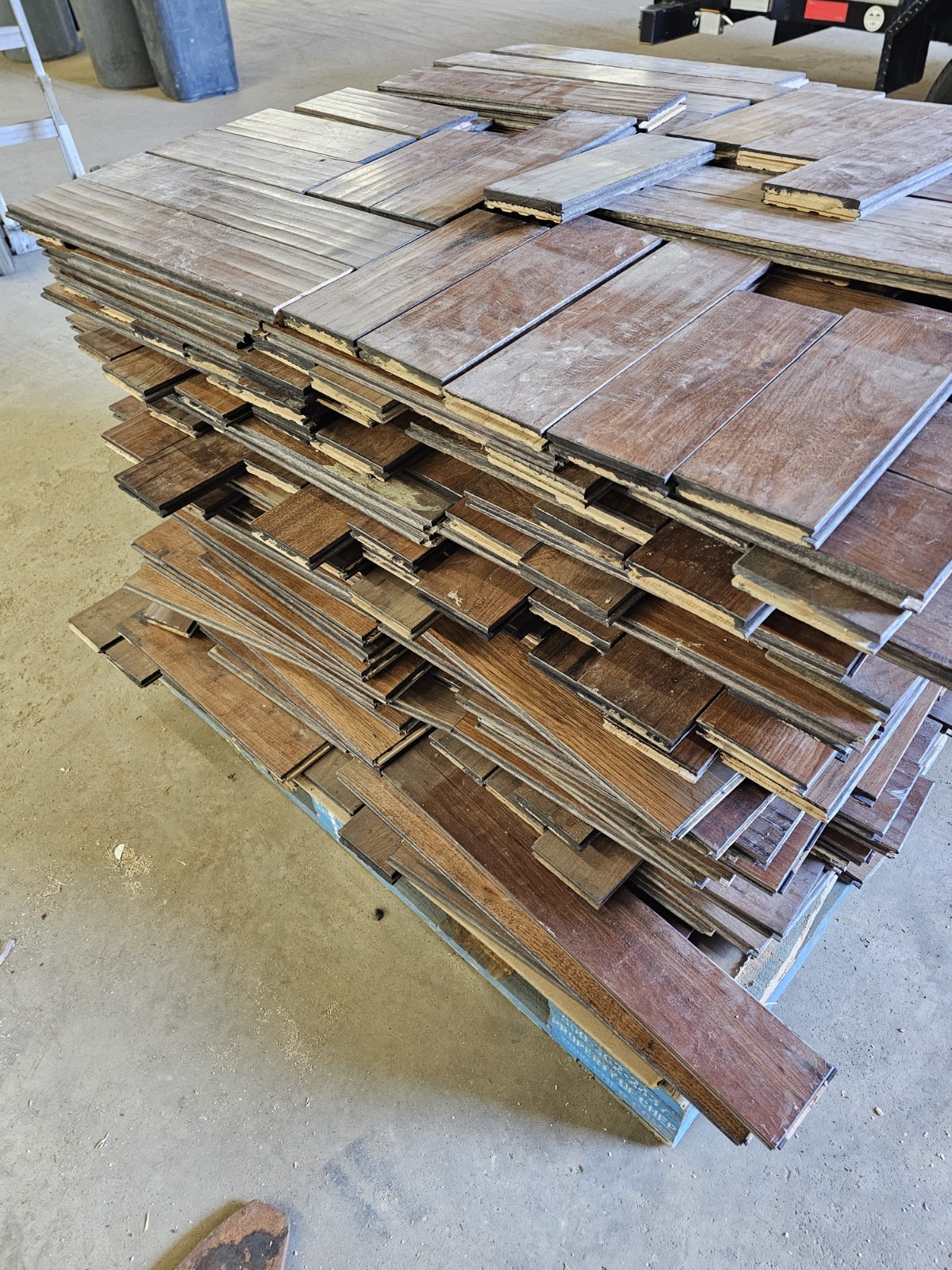Prefinished Rustic Brown Wood Flooring Planks Distressed T&G Beveled Pallet Lot
