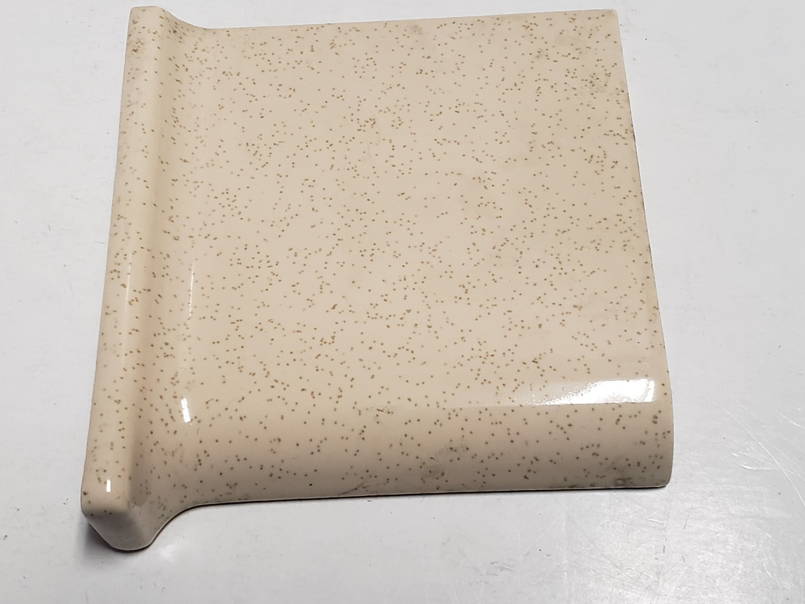 Vtg. Ceramic Tile – Corner Cove Base, Rounded Edge – Beige w/Brown Specks Glossy