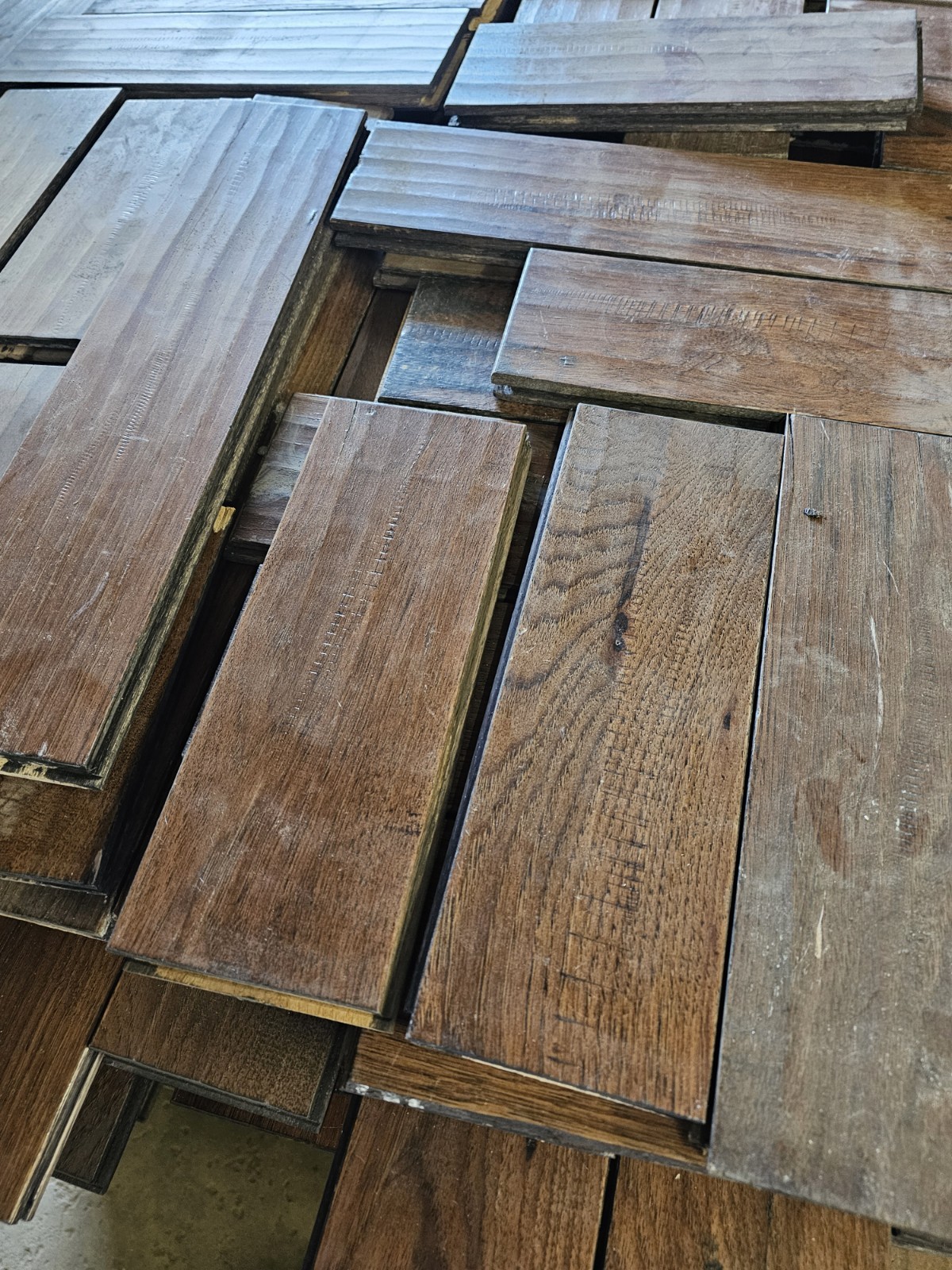 Prefinished Rustic Brown Wood Flooring Planks Distressed T&G Beveled Pallet Lot