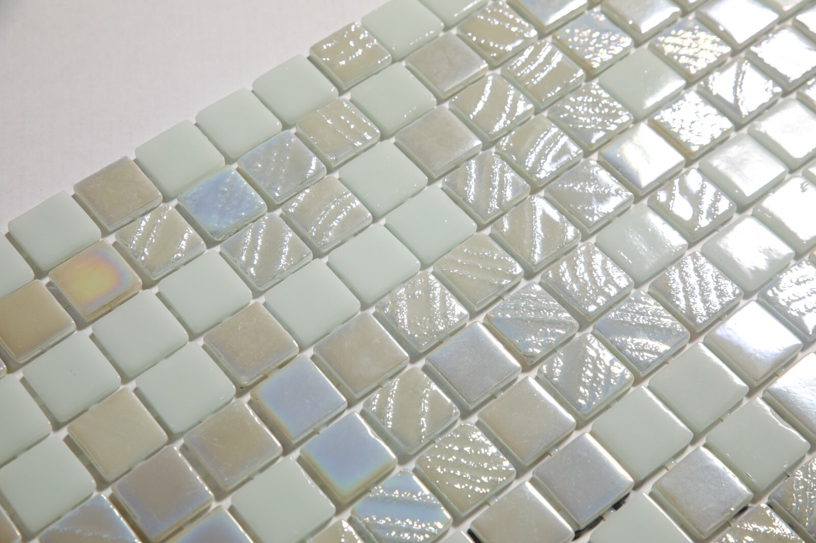 Pressed Glass Mosaic on Pool Net 32.5×51.5 – Alves Blend White Pool