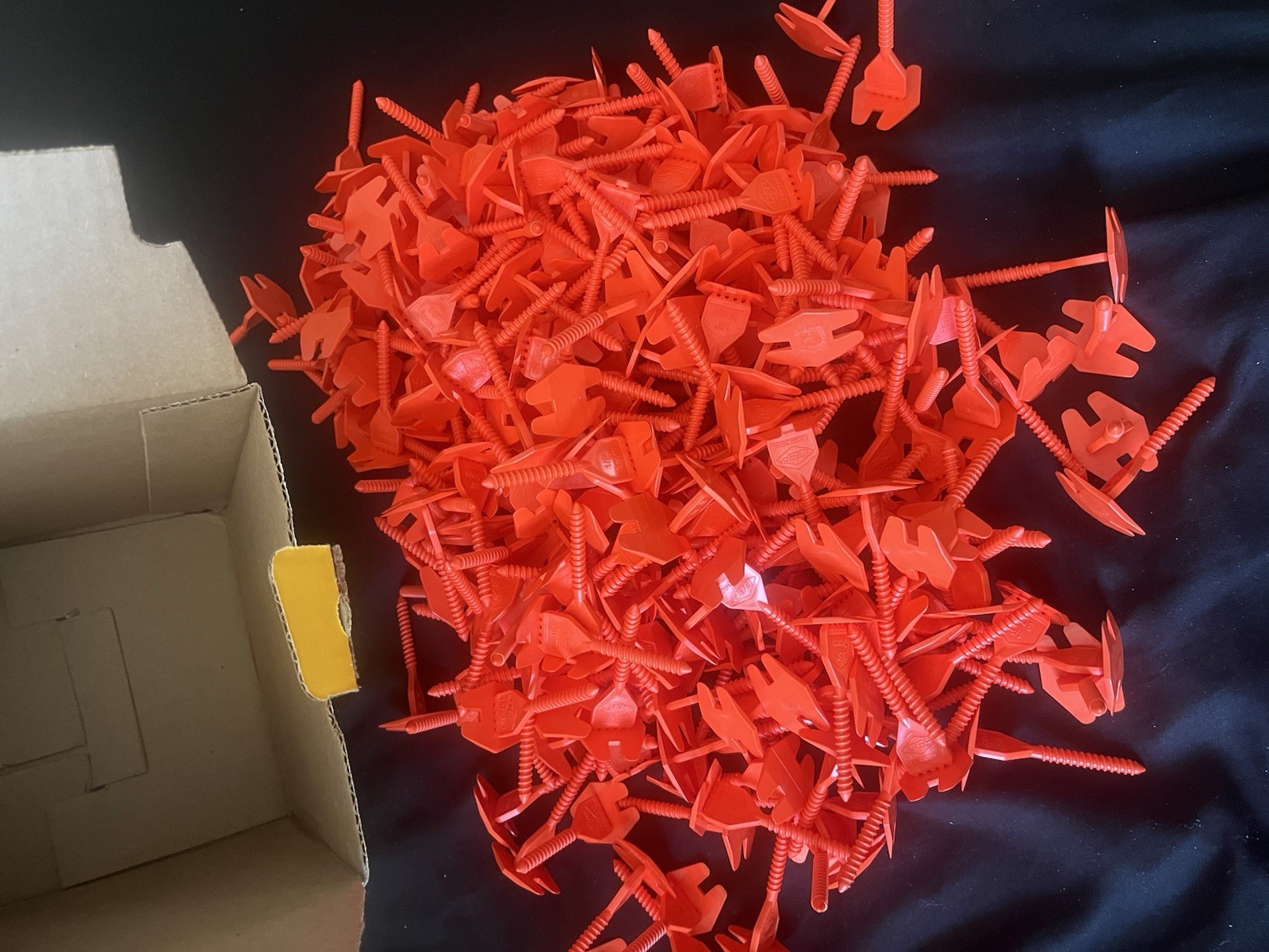QEP LASH360 Tile Leveling Spacer Clips 1/8 in (3mm) 300 Pack Red 99872