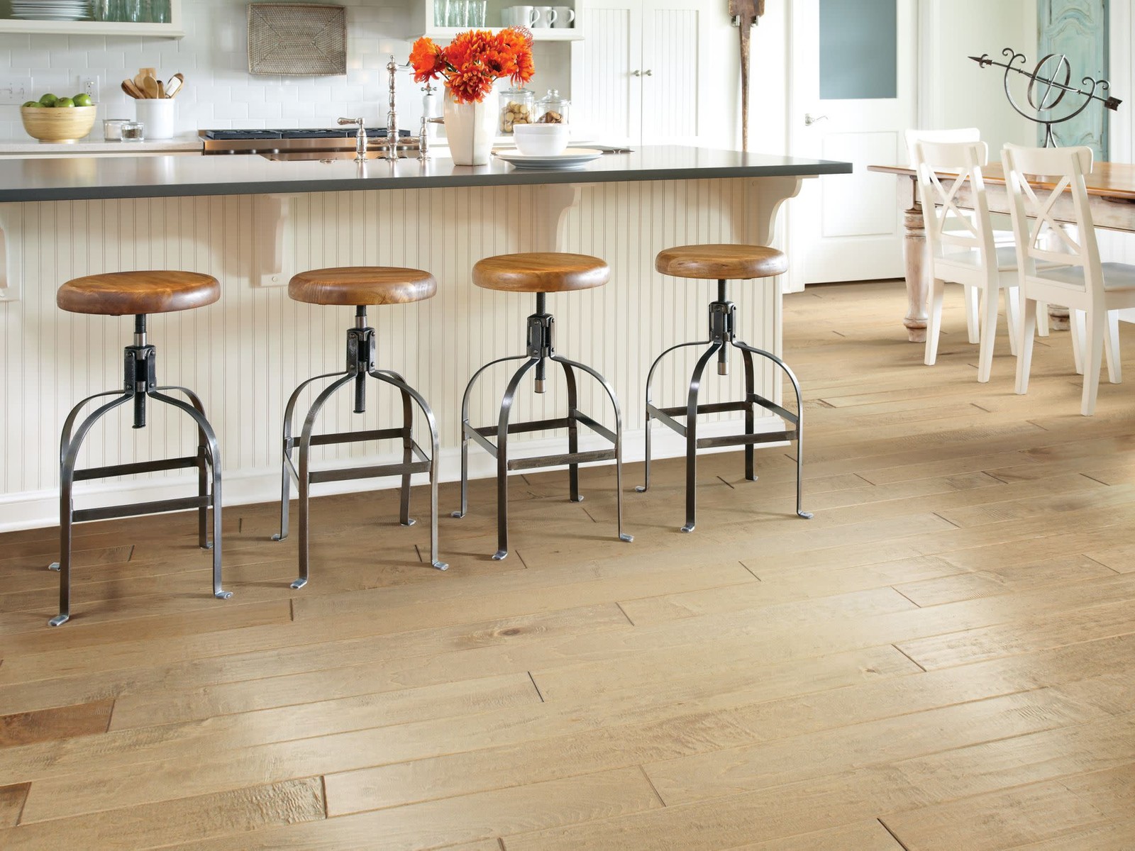 Shaw SW547 Yukon Maple 5″W Heavy Scraped Engineered Hardwood – Timberwolf