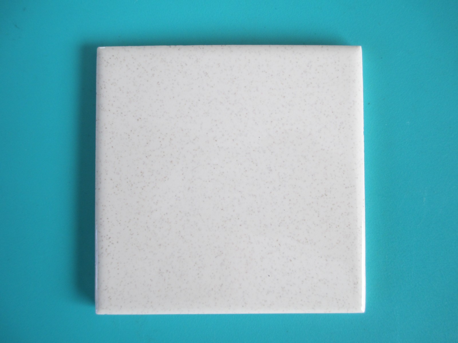 VINTAGE MID CENTURY CREAM & GREY SPECK CERAMIC WALL TILE SQUARE 4 1/4″ X 4 1/4″