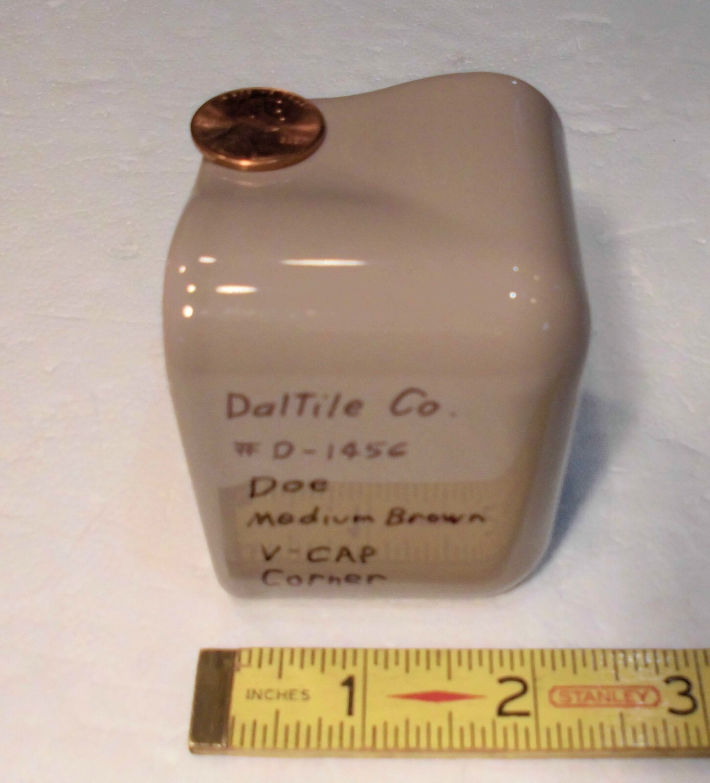 1 pc. Medium Brown – Doe: V Cap Corner Ceramic Trim Tile Counter Edging, Daltile