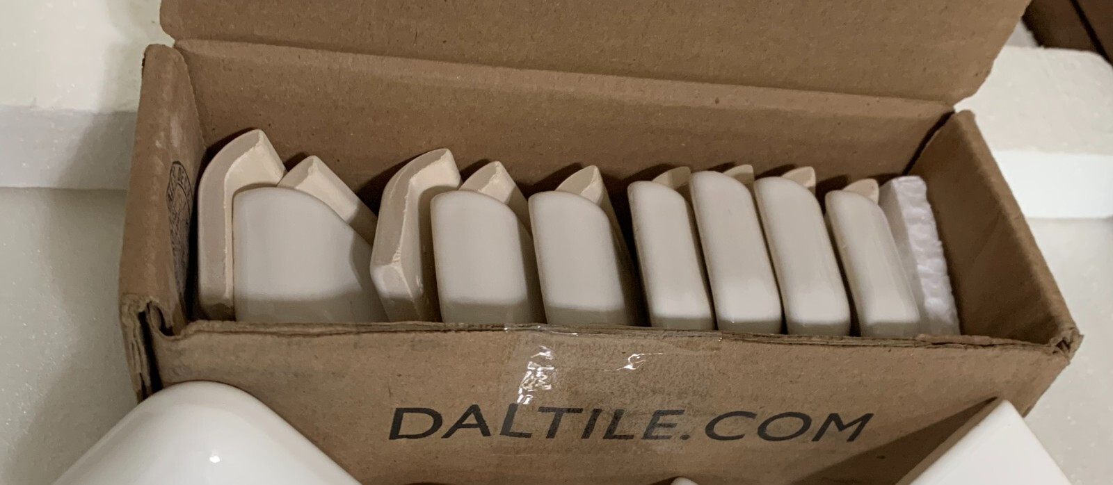 New Daltile White #100 2″ x 2″ Radius Bullnose Ceramic Corner Gloss – 4 pieces
