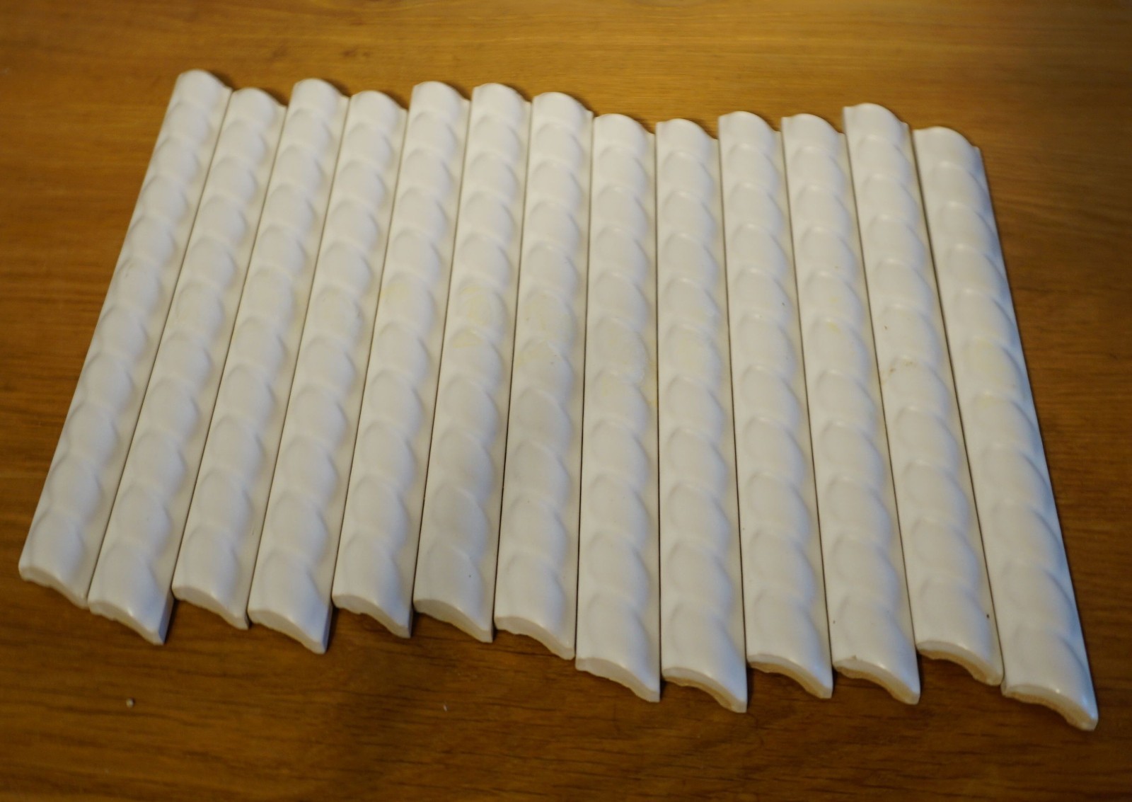 13 Glazed Ceramic Wall Tiles – 200 x 20 x 5mm White Listello Rope Liner