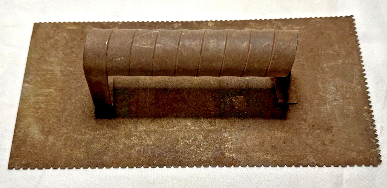 Vintage Metal Trowel 4.5″ x 9.5″ Rusty Notched Tile Spiral Handle