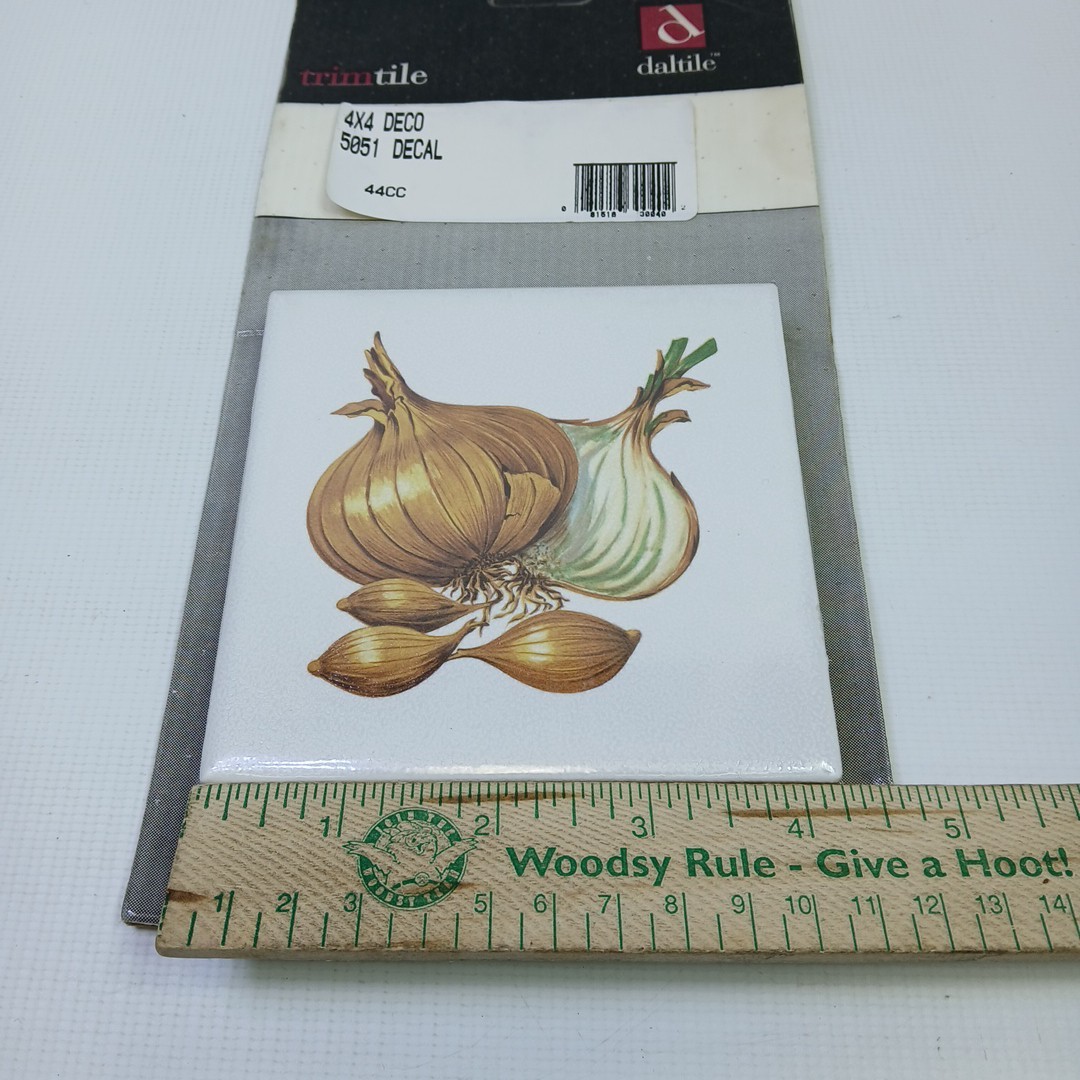 “ONION” 2 Ceramic Tiles 4″ Vintage 4×4 DECO Daltile trimtile 5051 NEW