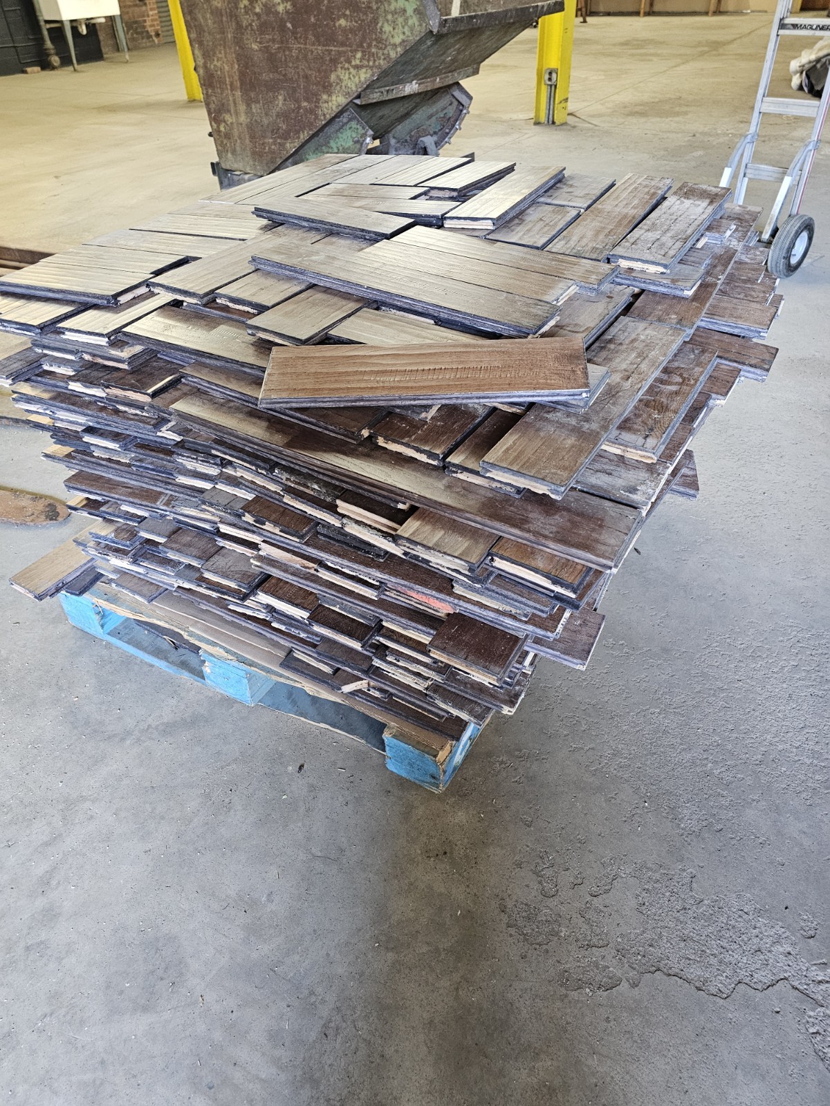 Prefinished Rustic Brown Wood Flooring Planks Distressed T&G Beveled Pallet Lot