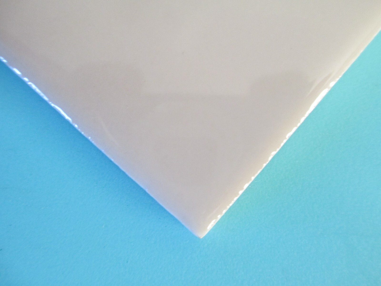 VINTAGE LIGHT TAN GLOSS CERAMIC SQUARE WALL TILE 4 1/4″ X 4 1/4″