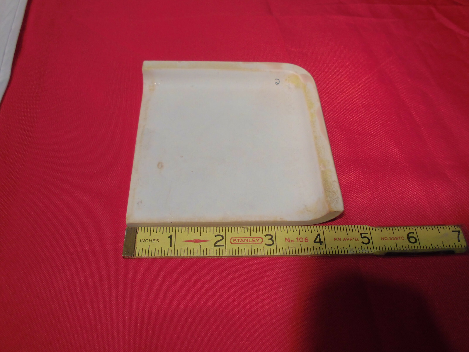 1 pc. Corner Bullnose; Suntan Glossy Ceramic Tile by Robertson 4-5/16″ Mudd Cap