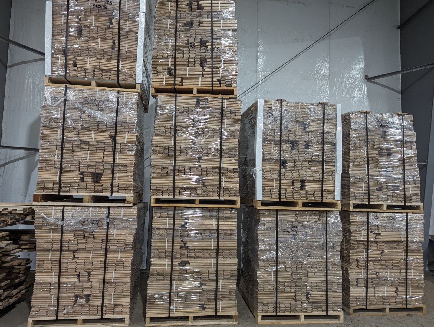 Mixed Grade Red Oak Unfinished Solid 3/4″ x 3″ Flooring Shorts $1.14/SF (550 SF)