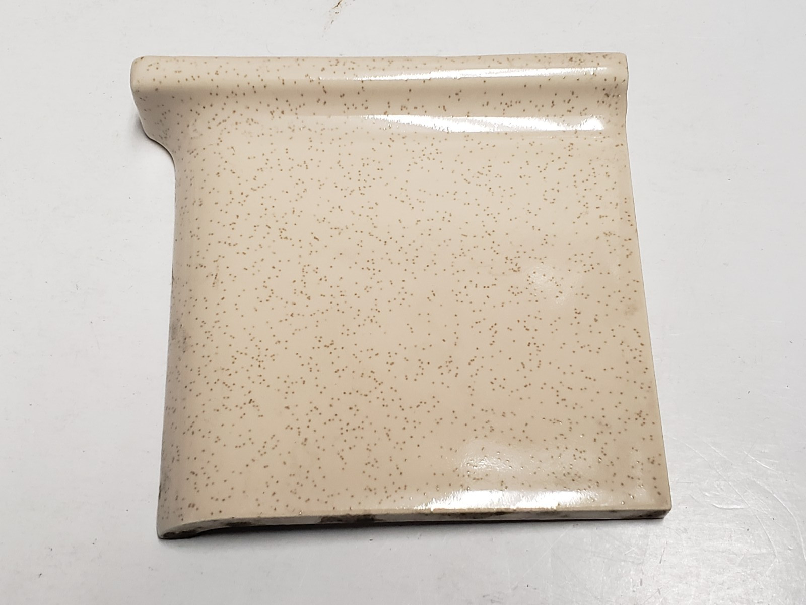 Vtg. Ceramic Tile – Corner Cove Base, Rounded Edge – Beige w/Brown Specks Glossy