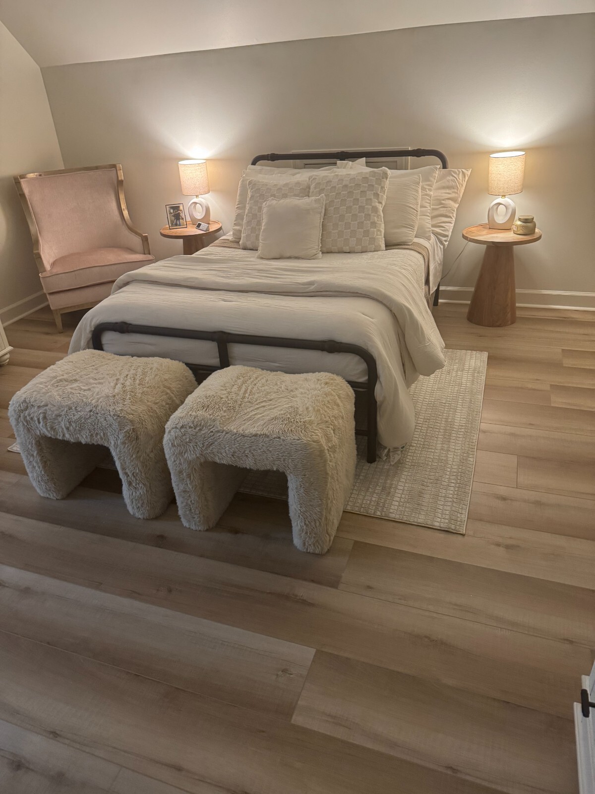 VINYL PLANK FLOORING CLICK LOCK. 5MM X 20MIL WEAR LAYER. LIFETIME WARRANTY