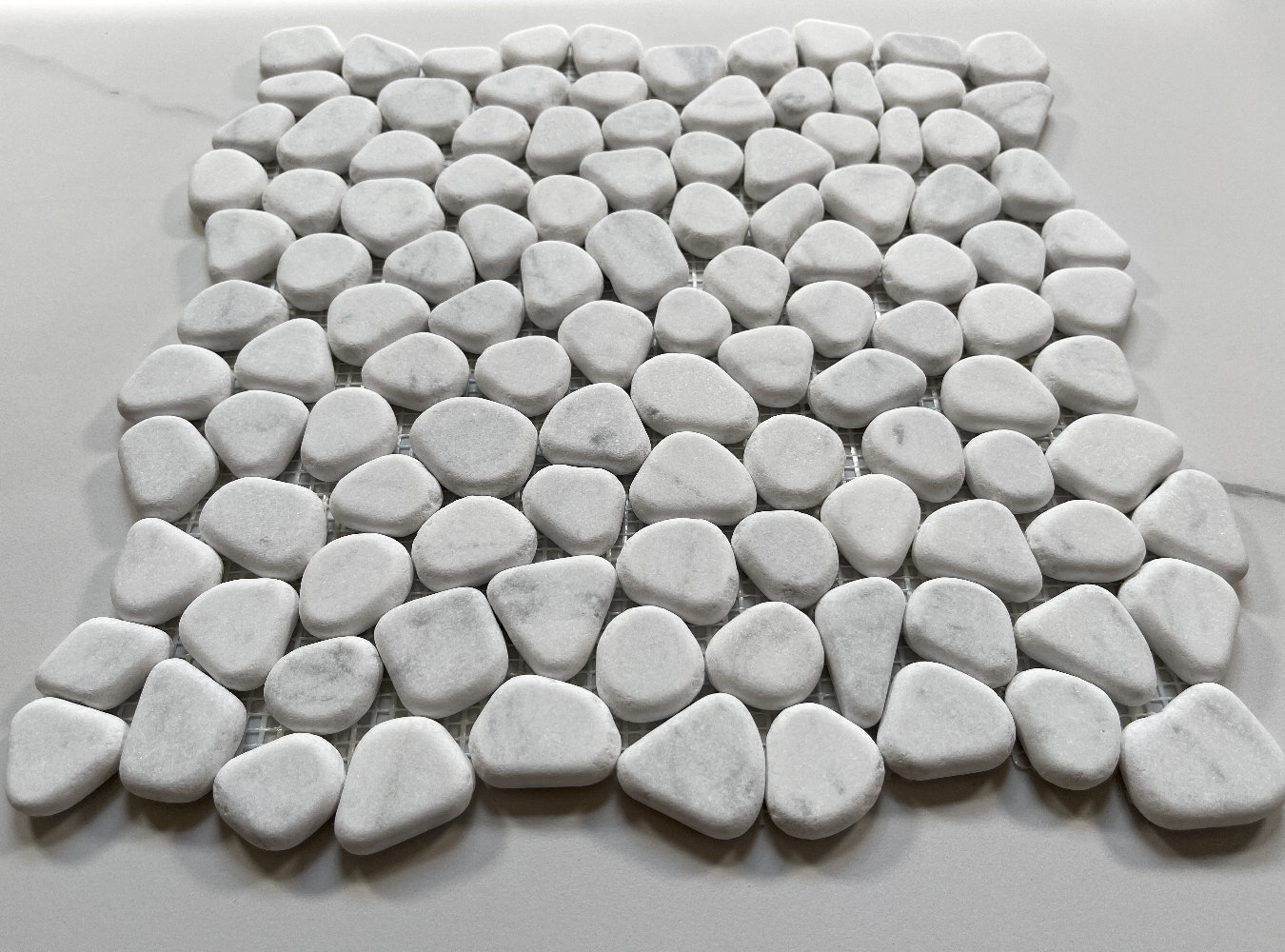C98T Pebble Stone Mosaic Tile Carrara White Marble River Rocks Tumbled