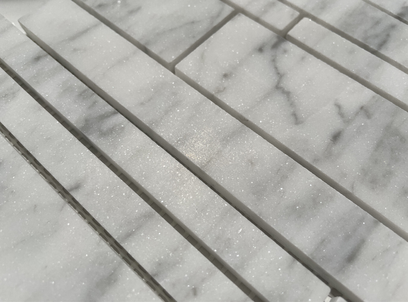 C78XH Carrara White Marble Random Strip Modern Brick Mosaic Tile Honed