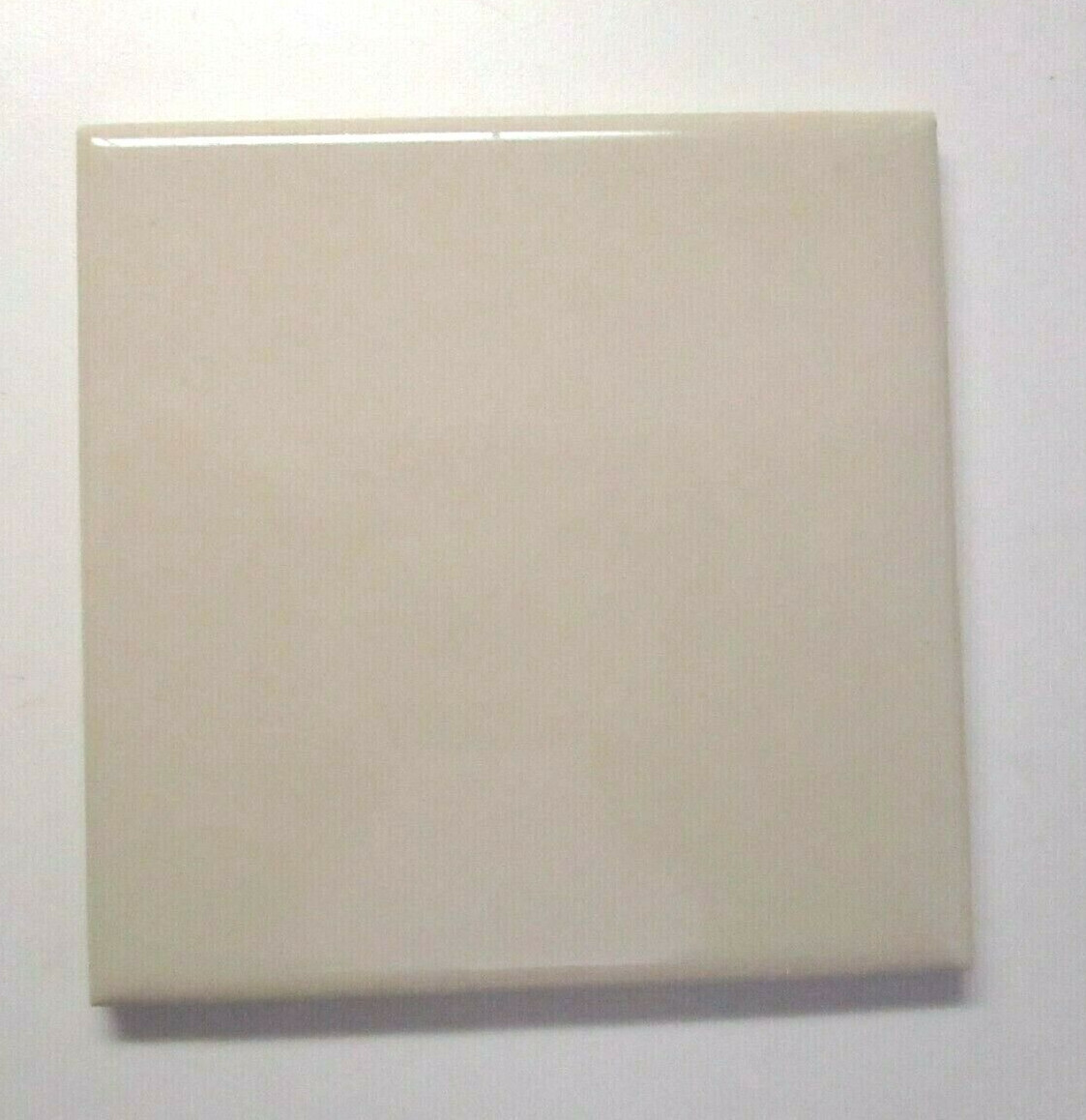 1 Wall Tile Florida USA FT 4-3/8″ Sq 1980s Ceramic Gloss Parchment Beige Vintage