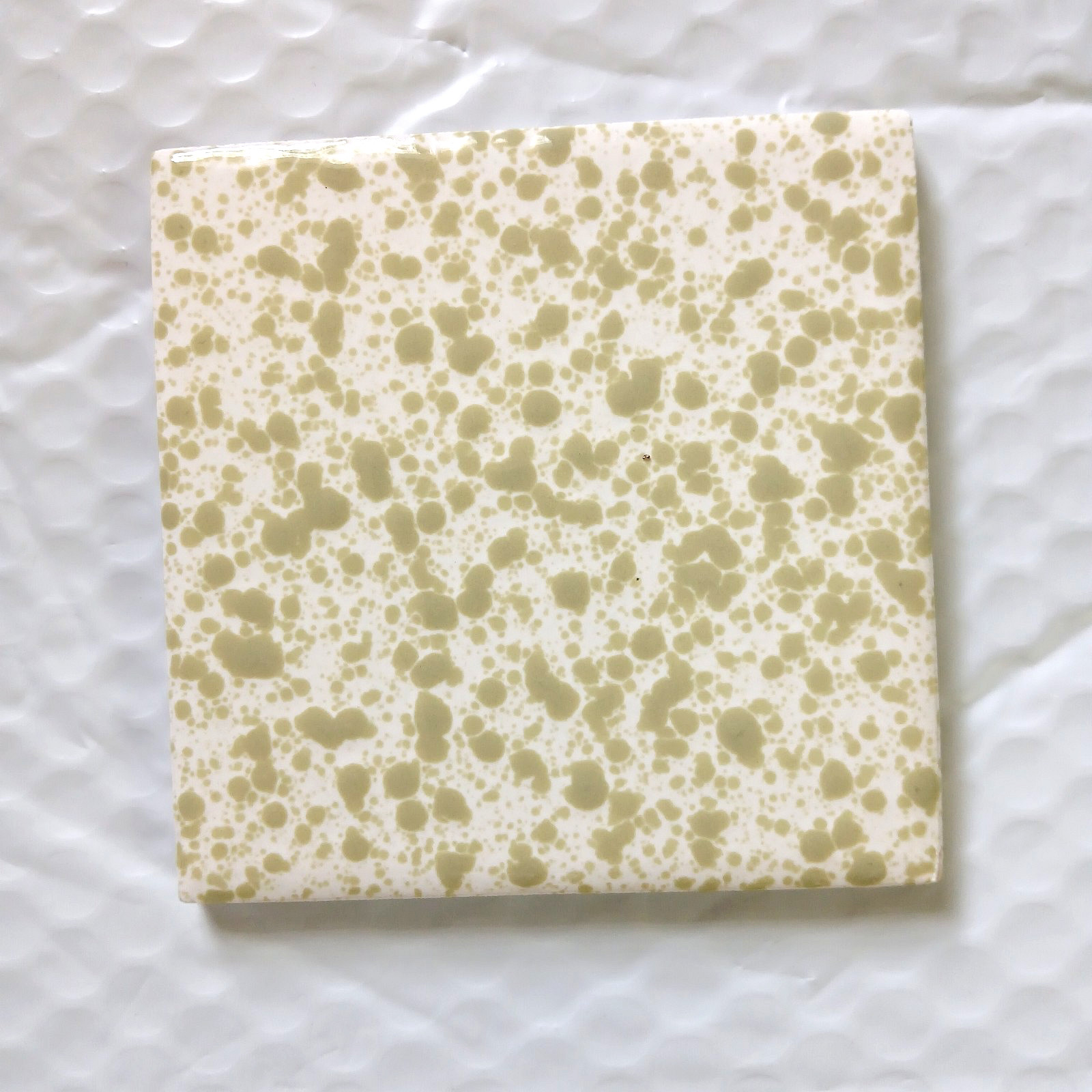 1 Wall Tile USA 4-1/4″ Ceramic Dimpled Mottled Green on White Salvaged MCM Vtg