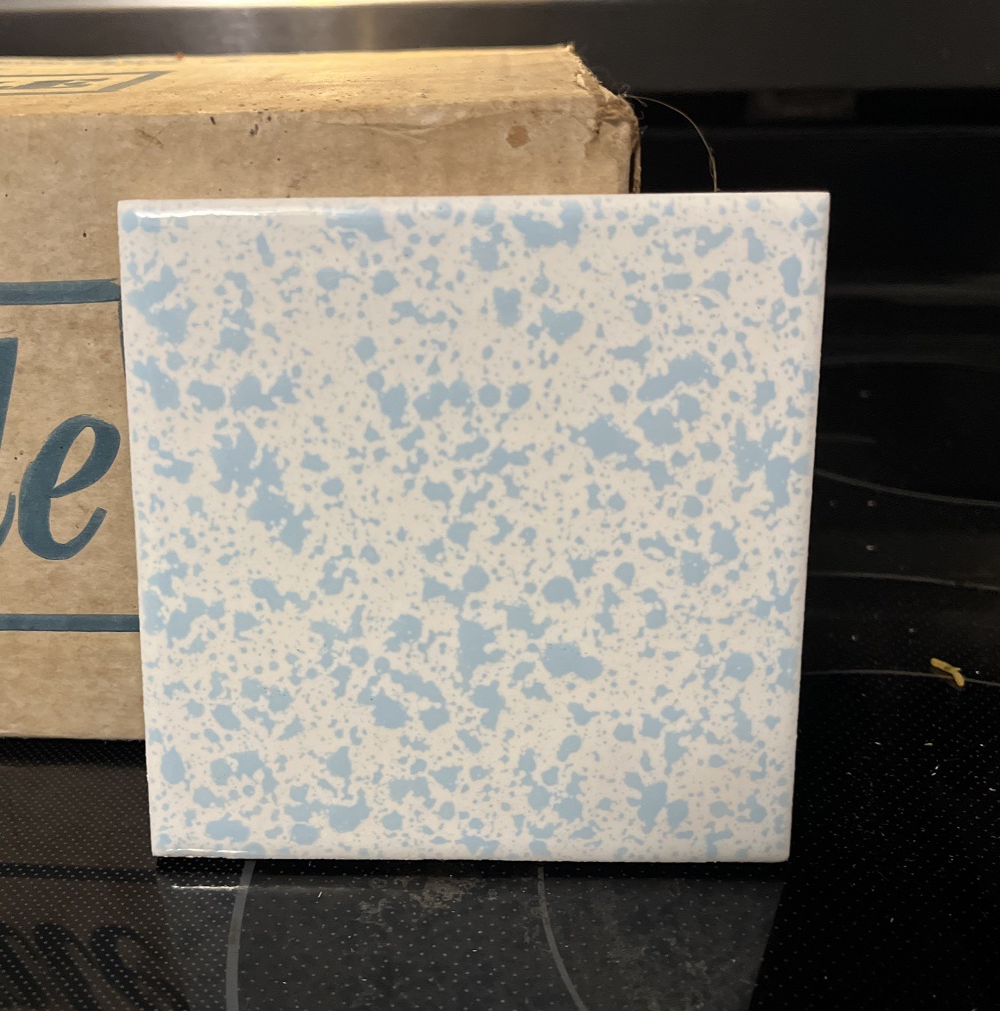 1 Wall Tile Florida USA FT 4-3/8″ Ceramic Mottled Sky Blue on Off White Vtg MCM