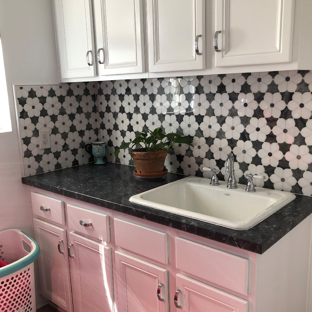 T9E7XP Thassos & Gray Marble Waterjet Magnolia Flower Accent Tile Polished
