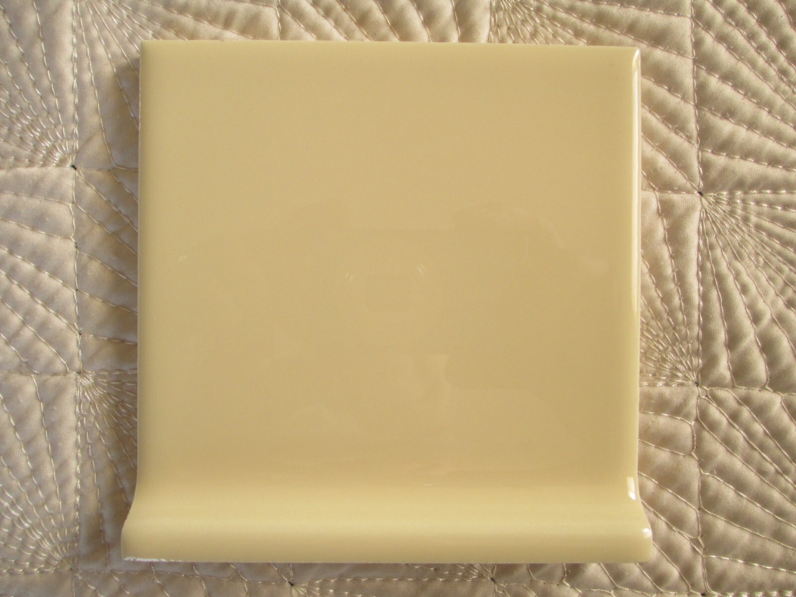 VINTAGE LIGHT YELLOW GLOSS CERAMIC WALL TILE COVE BASE 4-1/4″ X 4-1/4″