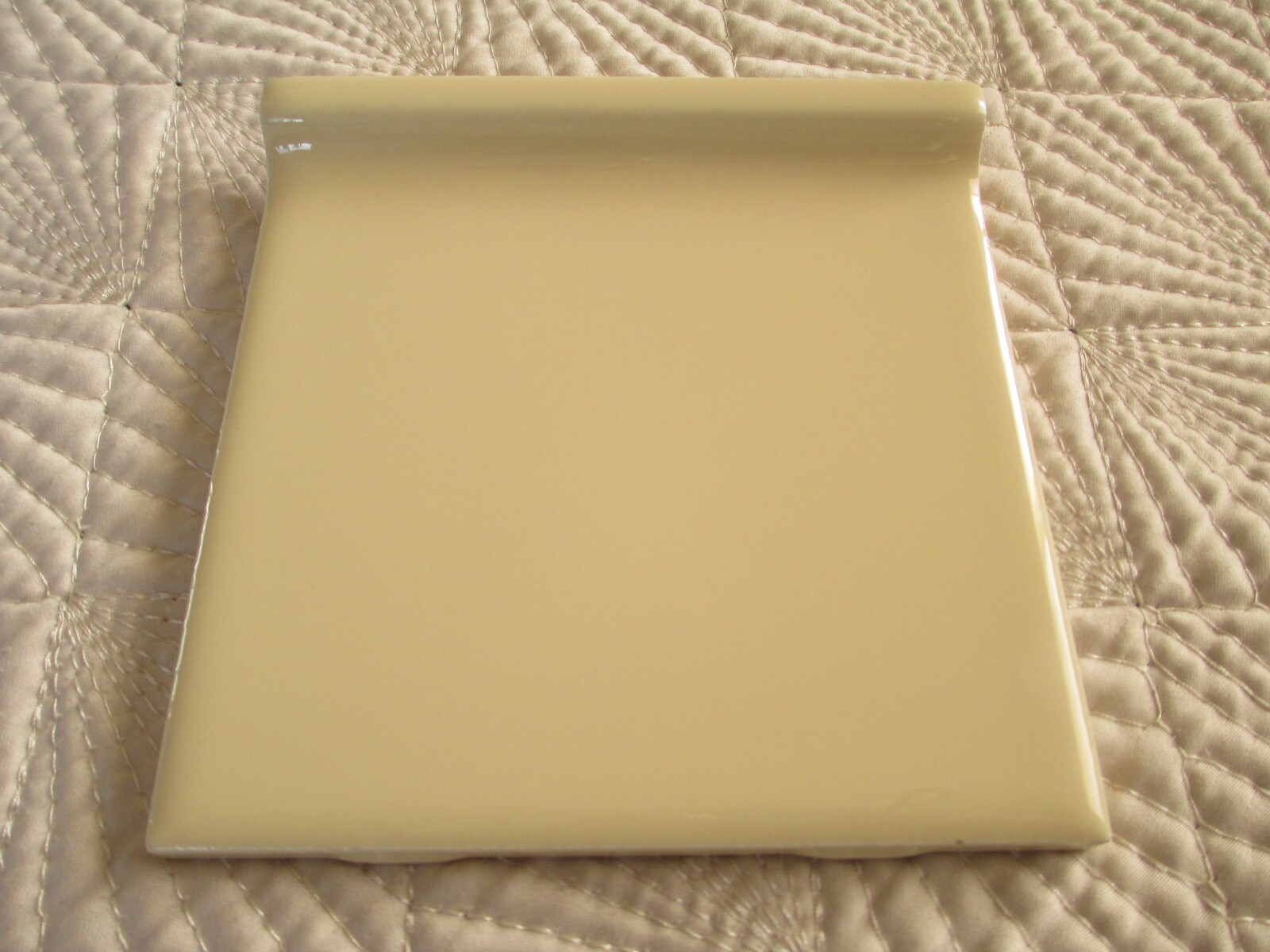 VINTAGE LIGHT YELLOW GLOSS CERAMIC WALL TILE COVE BASE 4-1/4″ X 4-1/4″