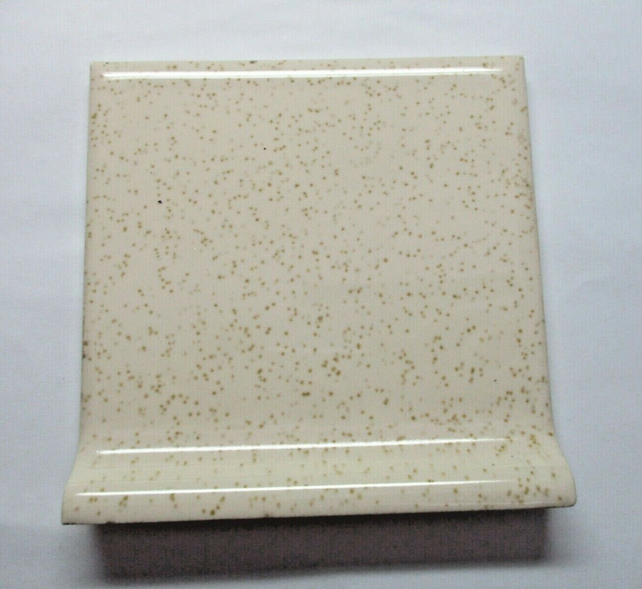 1 Tile Wheeling US 4-3/8″ Gloss Oatmeal Brown Specks on Beige Cove Base Wall MCM