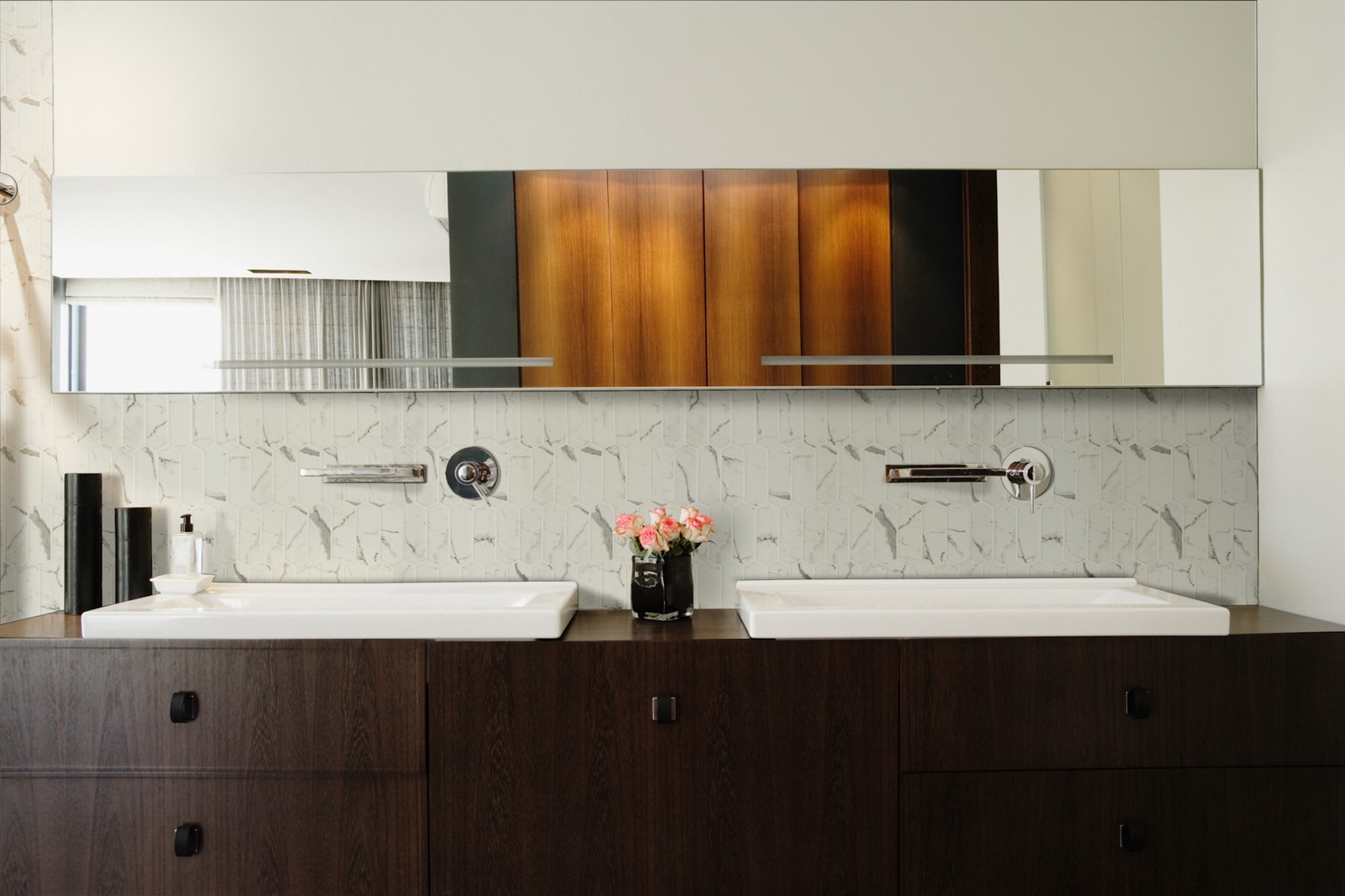 Ackland AKM-G-14X10SP-CA 10″ x 14″ Glass Dot-Mounted Wall Mosaic – Roman Timber