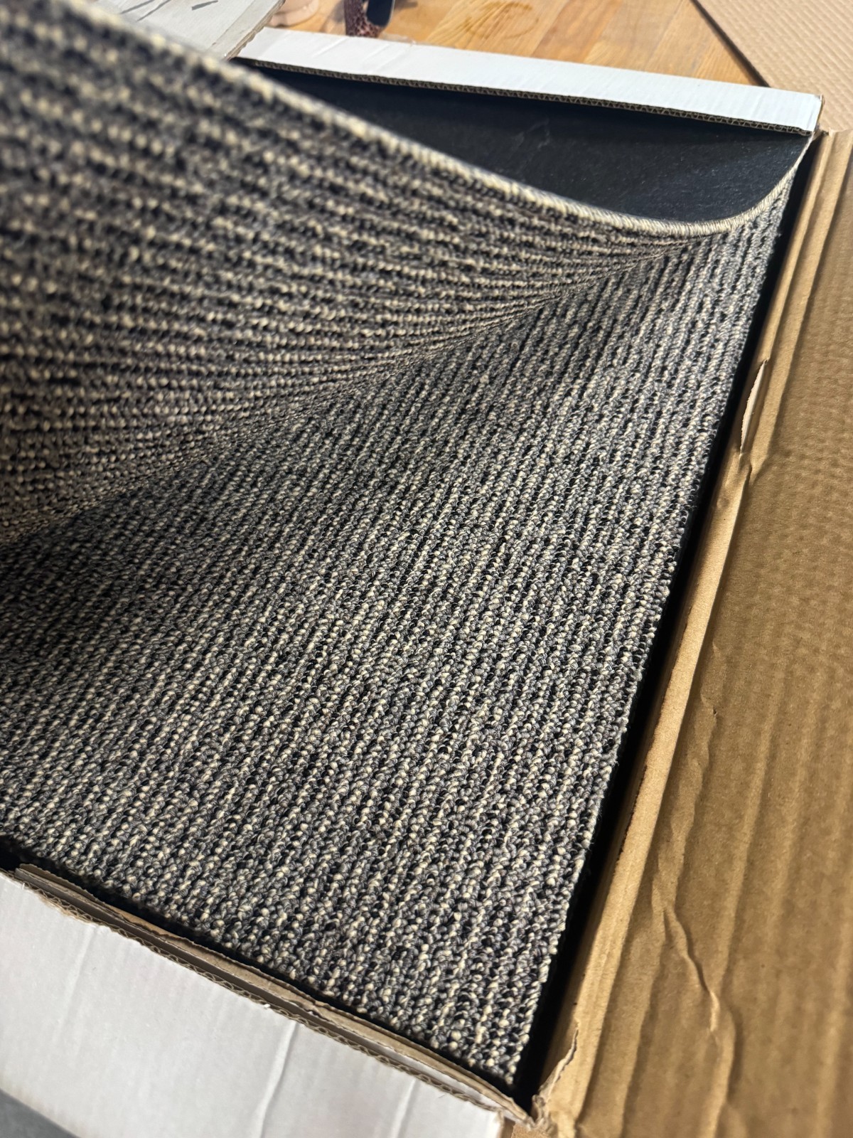 CASE OF 20 BRAND NEW CARPET TILES 20″X20″
