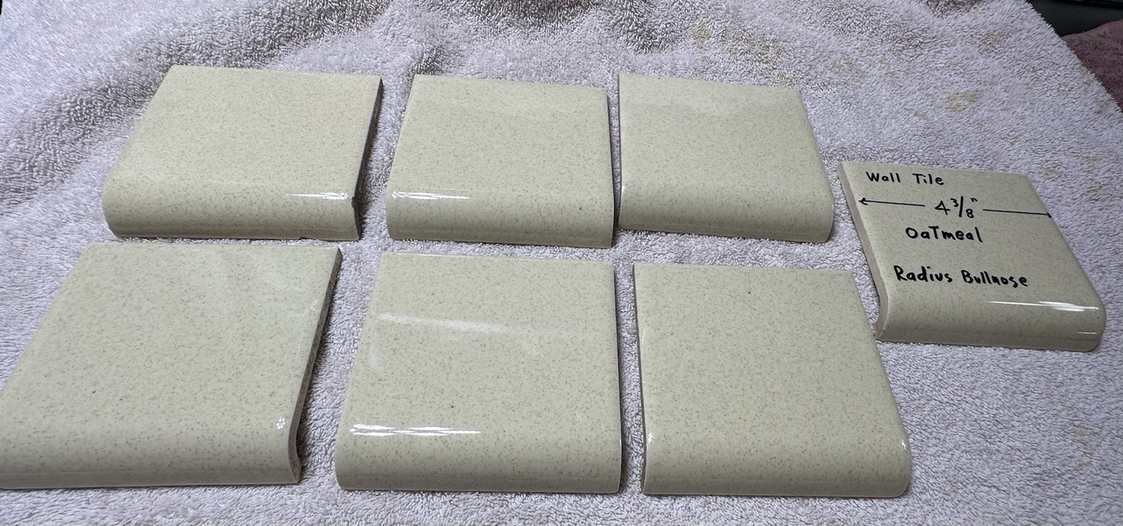 1 pc. Oatmeal: Glossy Ceramic Radius Bullnose tile 4-3/8″ Speckled Beige Defects