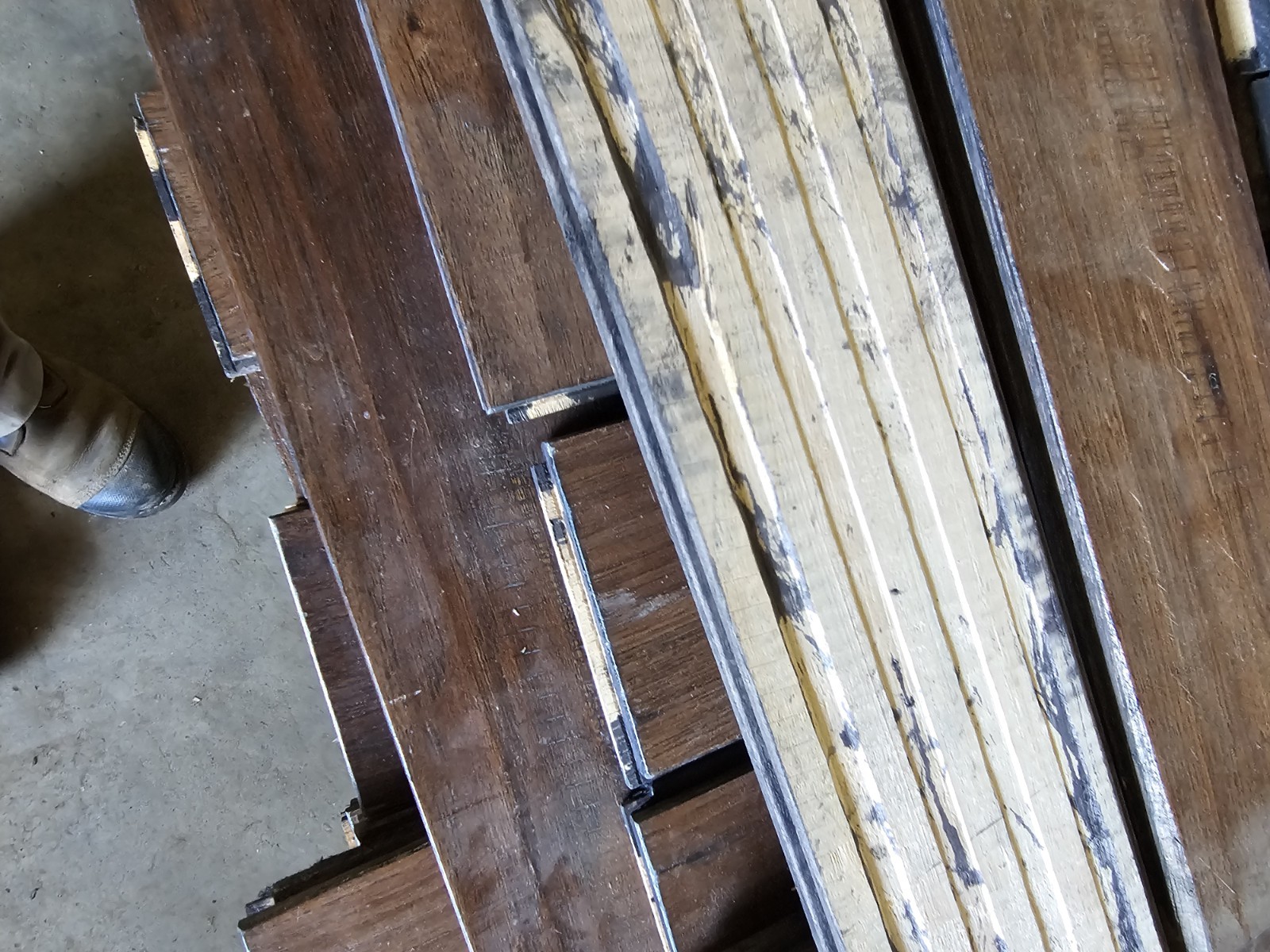 Prefinished Rustic Brown Wood Flooring Planks Distressed T&G Beveled Pallet Lot
