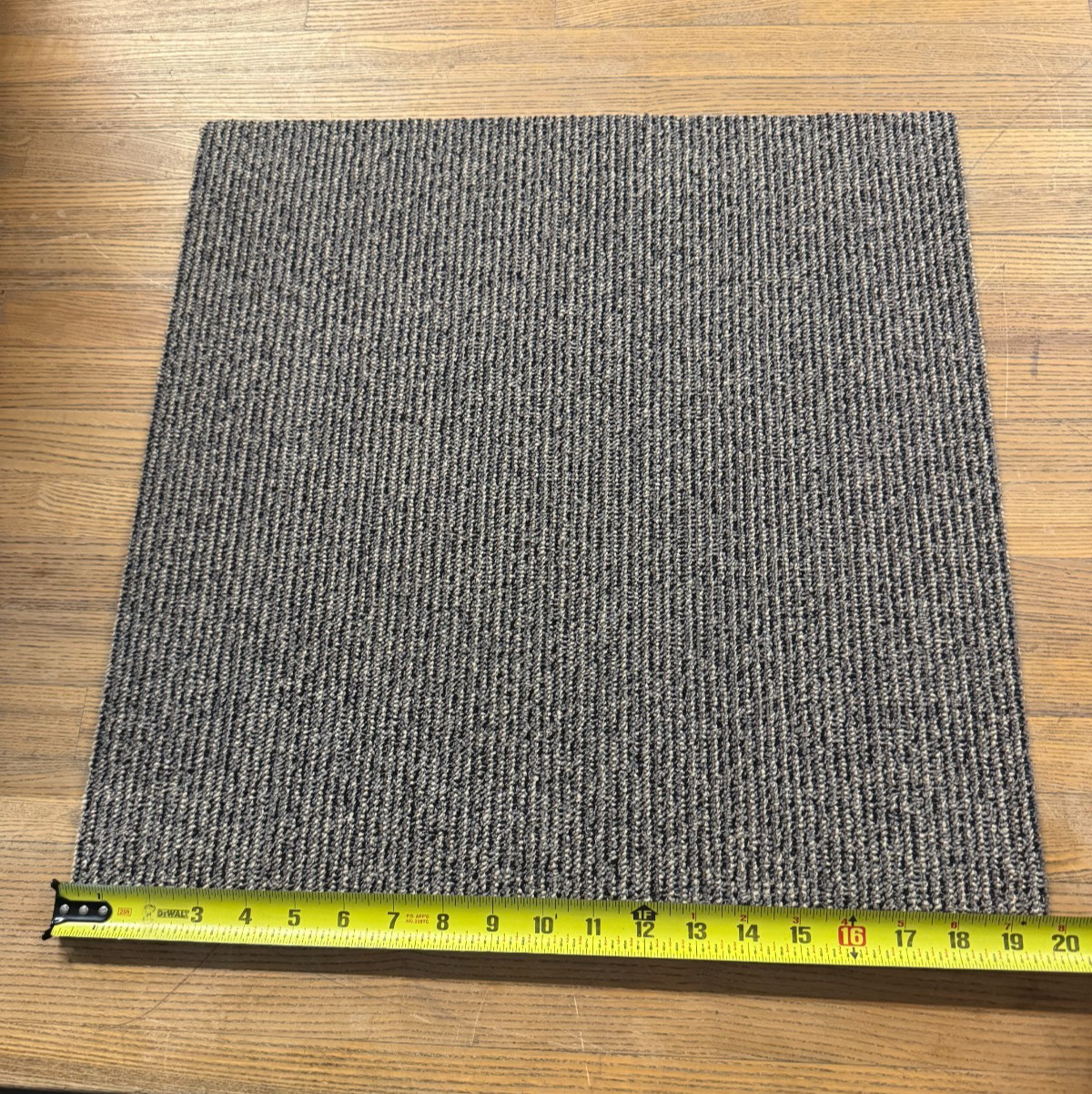 CASE OF 20 BRAND NEW CARPET TILES 20″X20″