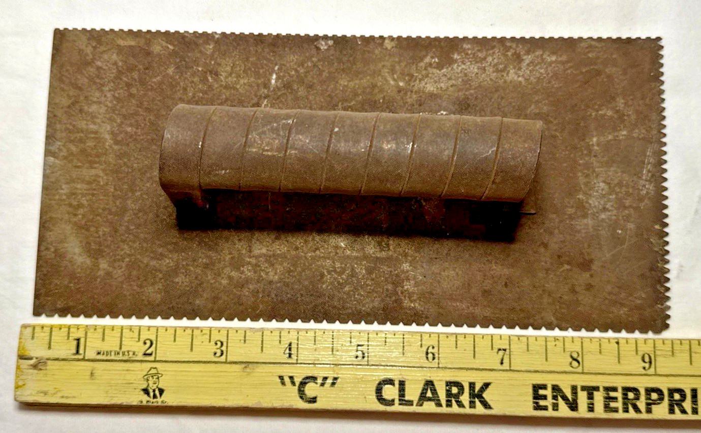 Vintage Metal Trowel 4.5″ x 9.5″ Rusty Notched Tile Spiral Handle