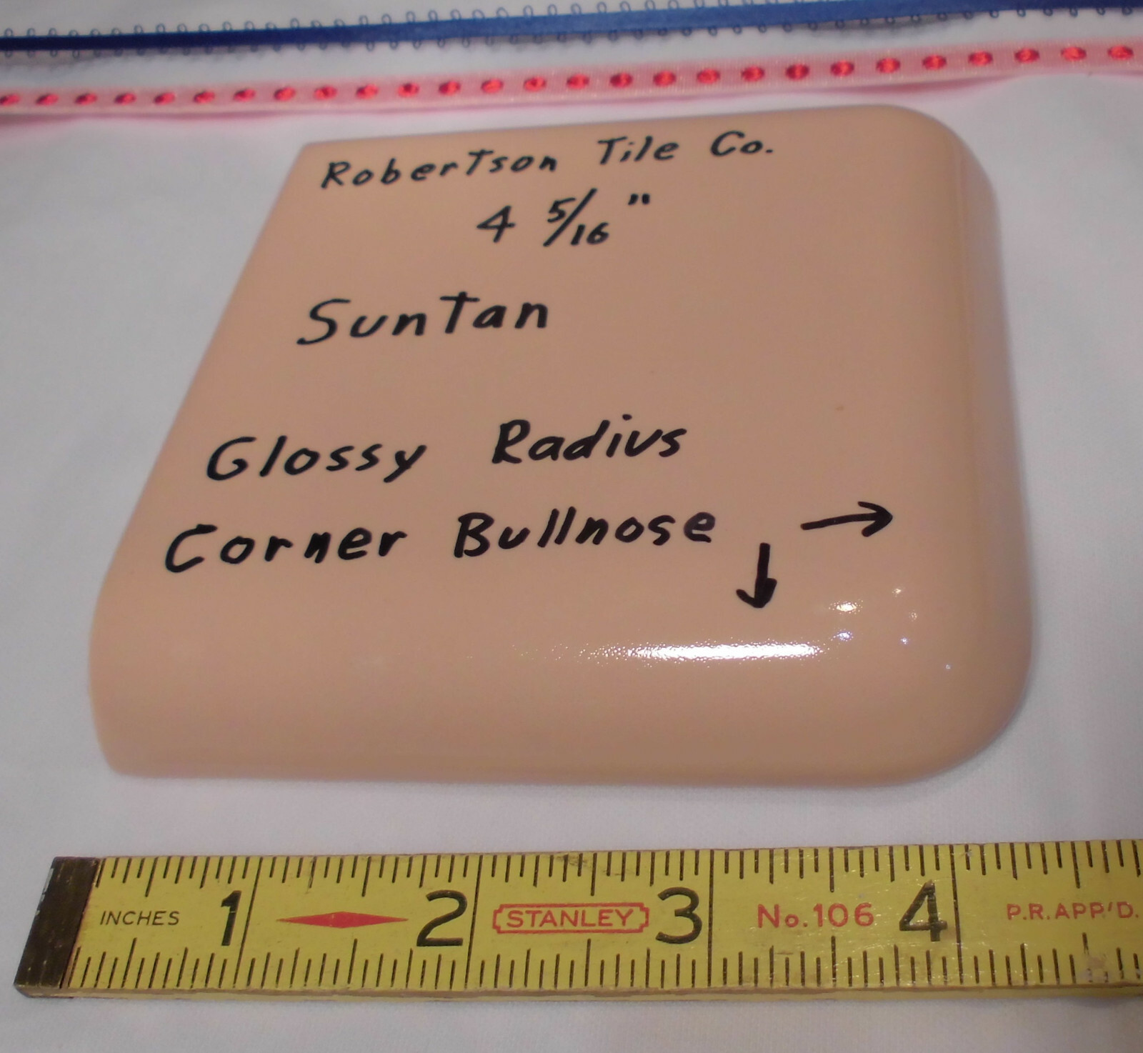 1 pc. Corner Bullnose; Suntan Glossy Ceramic Tile by Robertson 4-5/16″ Mudd Cap