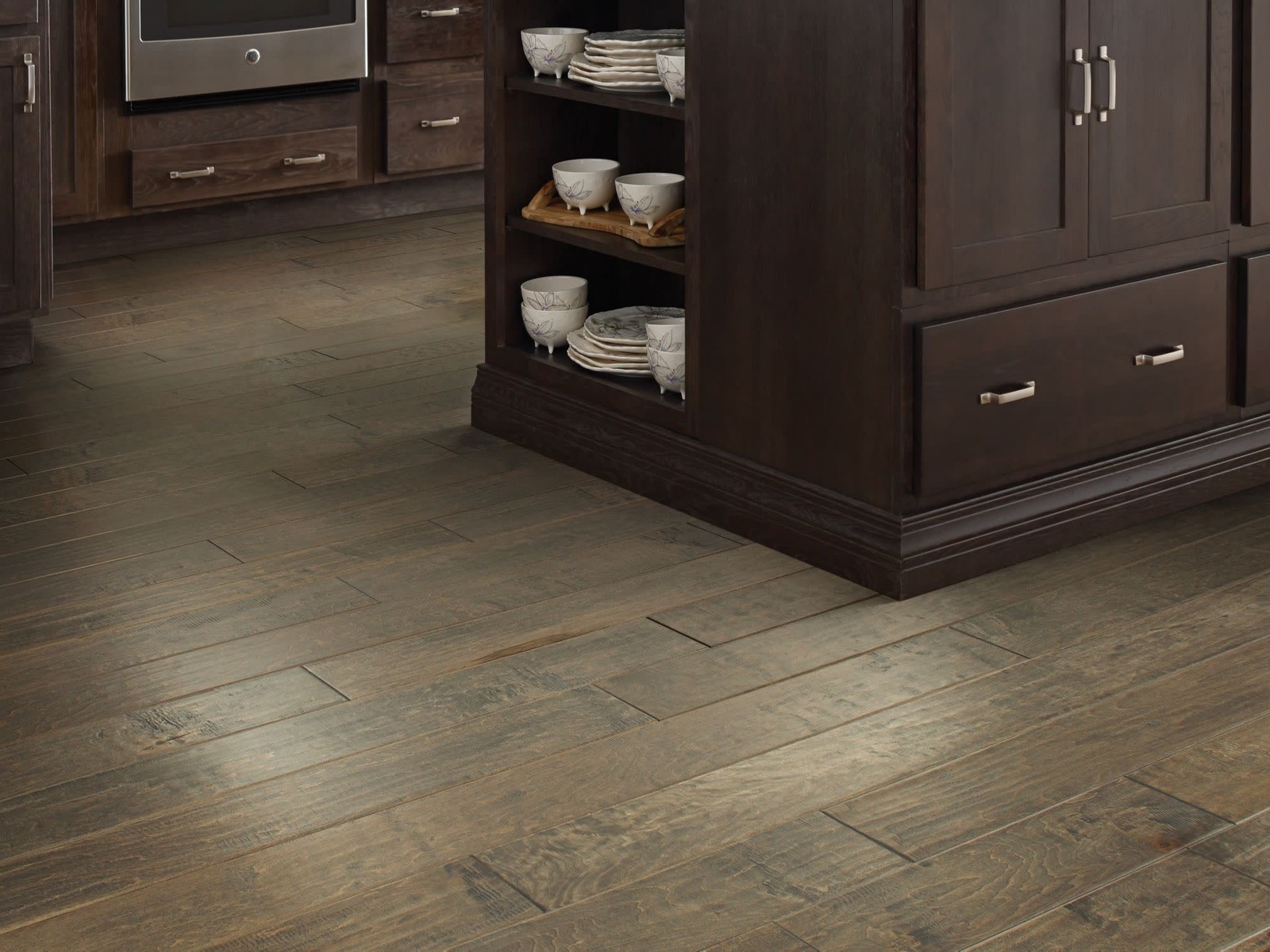 Shaw SW547 Yukon Maple 5″W Heavy Scraped Engineered Hardwood – Timberwolf