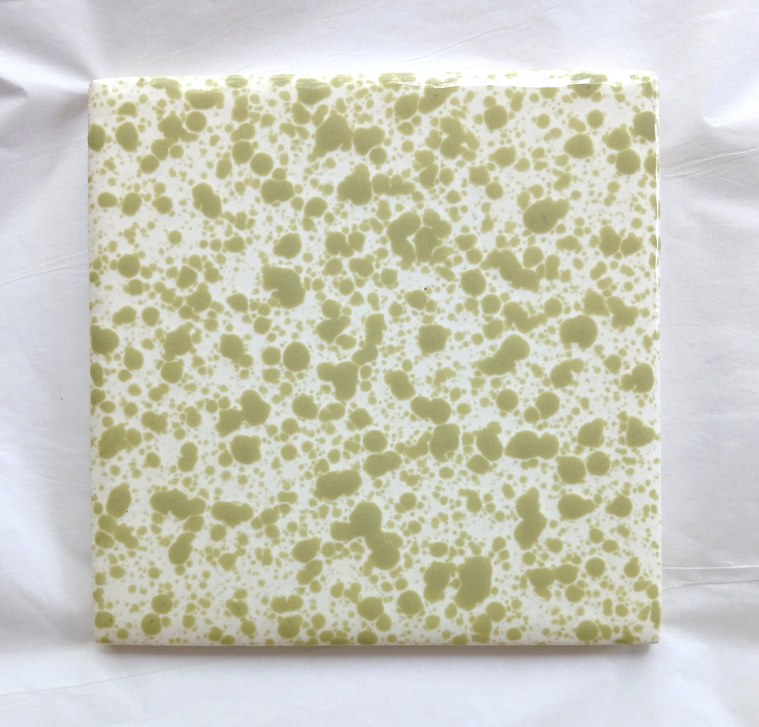 1 Wall Tile USA 4-1/4″ Ceramic Dimpled Mottled Green on White Salvaged MCM Vtg