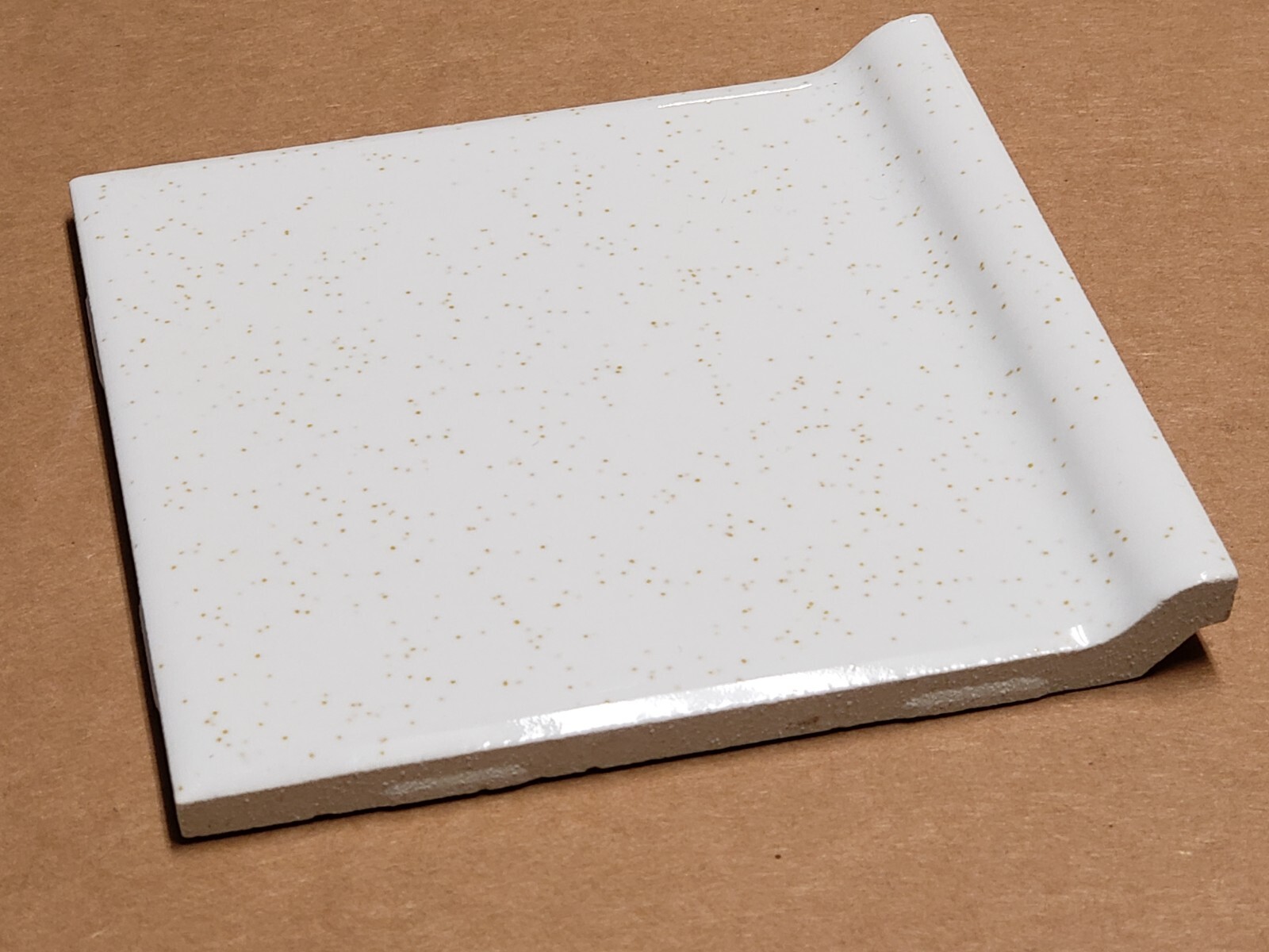Vtg 1 1970s Romany Ceramic Cove Edge Tile – 4 1/4″ White Gold Flake Glossy NEW