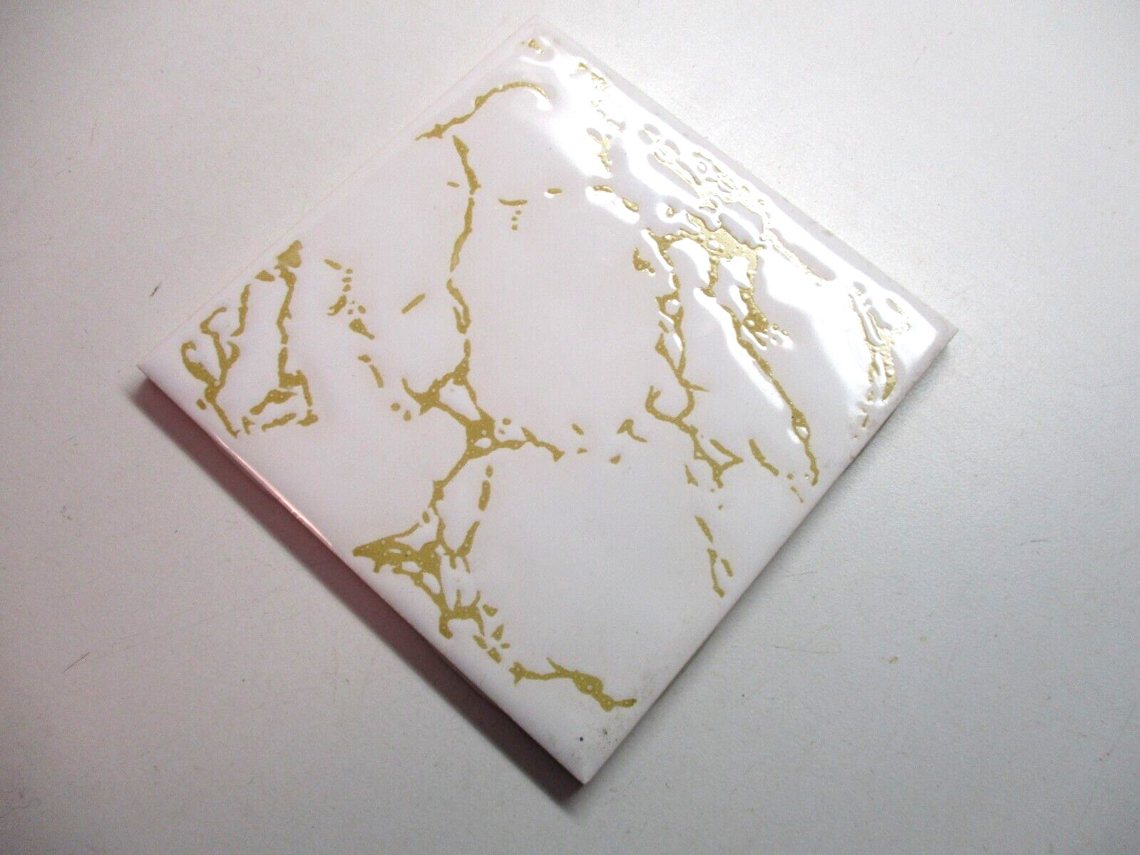 1 Wall Tile Johnson England 4-1/4″ Gloss Mustard Yellow Veins Off White Ceramic