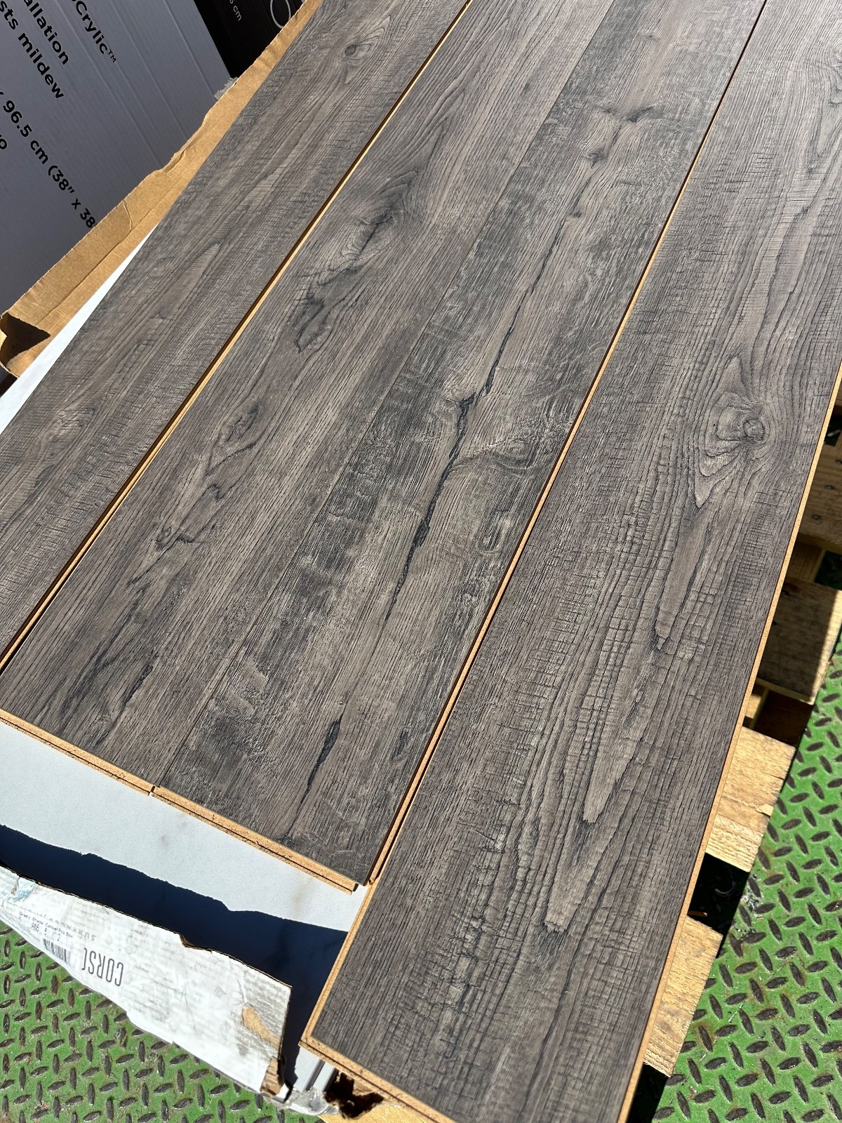 70 cs pallet Landfall Scraped Oak Mohawk Laminate Flooring, 18.14 Sf cs
