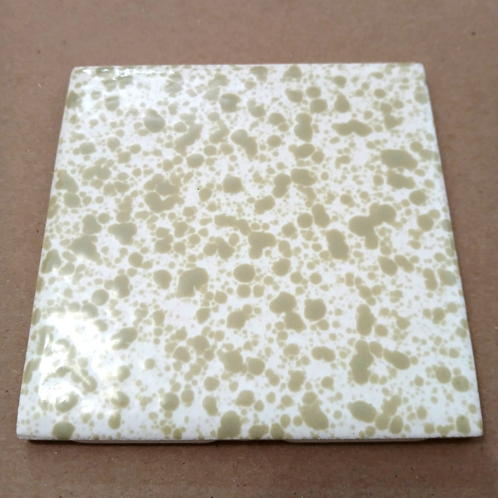1 Wall Tile USA 4-1/4″ Ceramic Dimpled Mottled Green on White Salvaged MCM Vtg