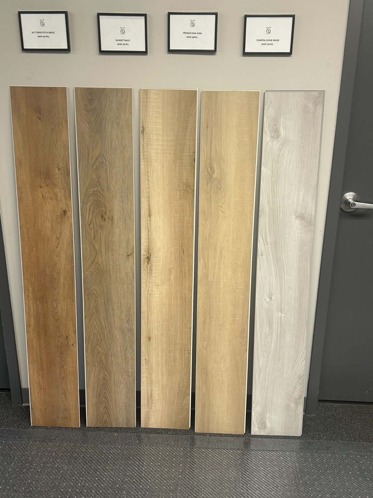 VINYL PLANK FLOORING CLICK LOCK. 5MM X 20MIL WEAR LAYER. LIFETIME WARRANTY