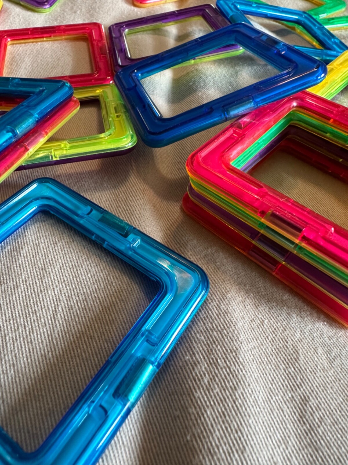 Lot of 22 Various Magnaformers Magni Tiles – magnetic tiles for playing Colors