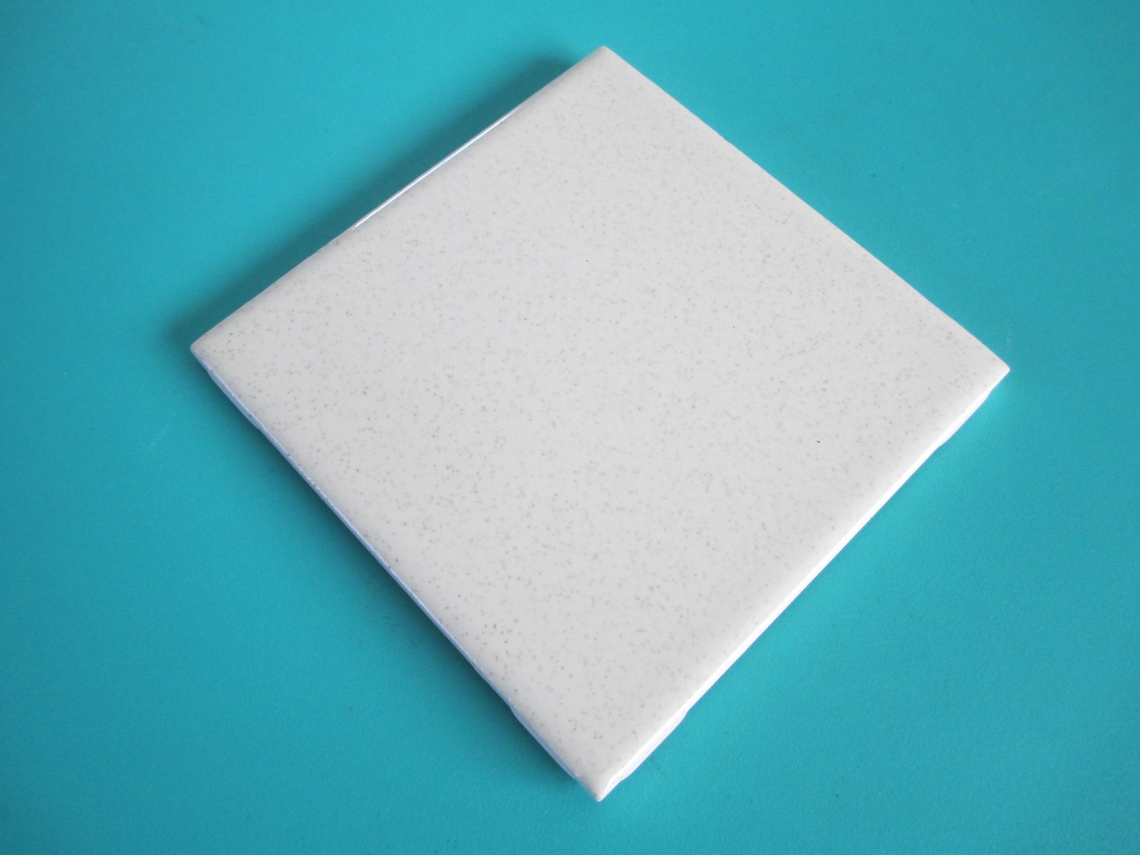 VINTAGE MID CENTURY CREAM & GREY SPECK CERAMIC WALL TILE SQUARE 4 1/4″ X 4 1/4″